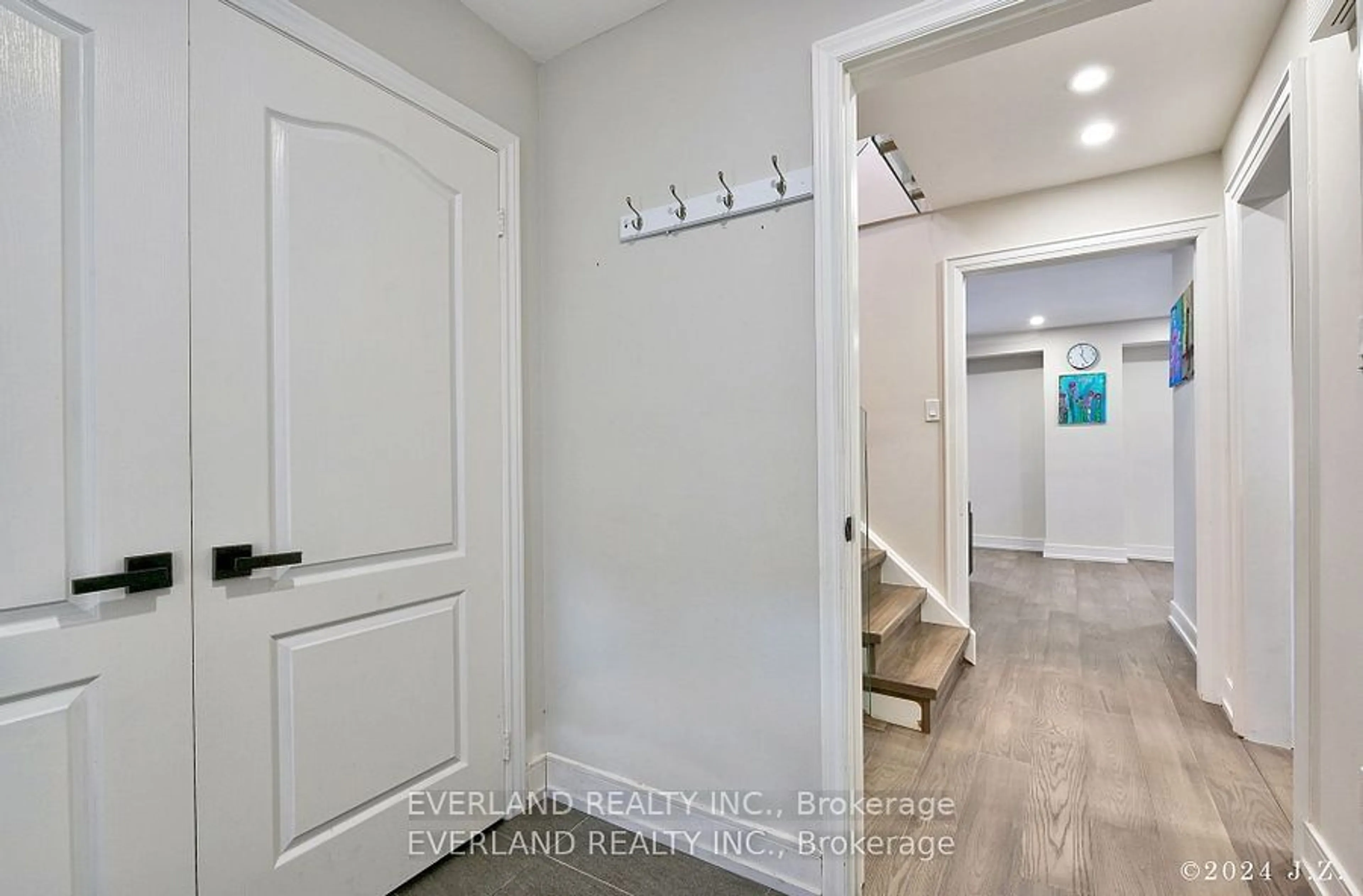 Indoor entryway for 106 Wesley St, Newmarket Ontario L3Y 3N8