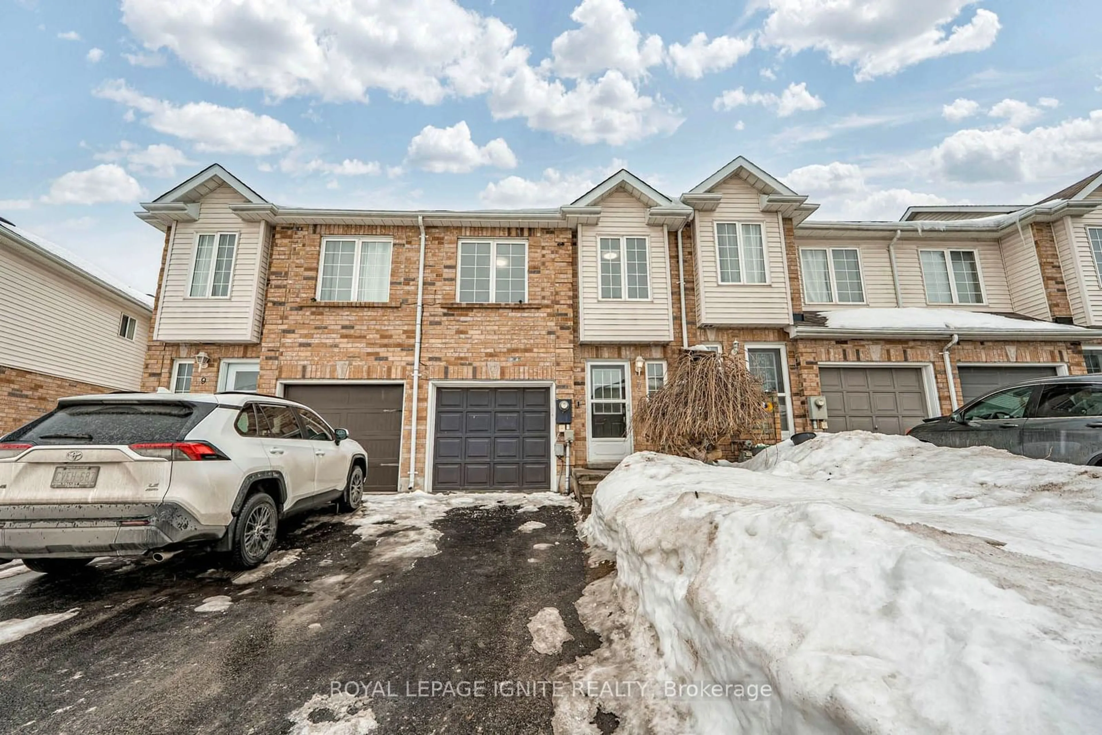 A pic from outside/outdoor area/front of a property/back of a property/a pic from drone, street for 7 Natale Crt, Bradford West Gwillimbury Ontario L3Z 3B1