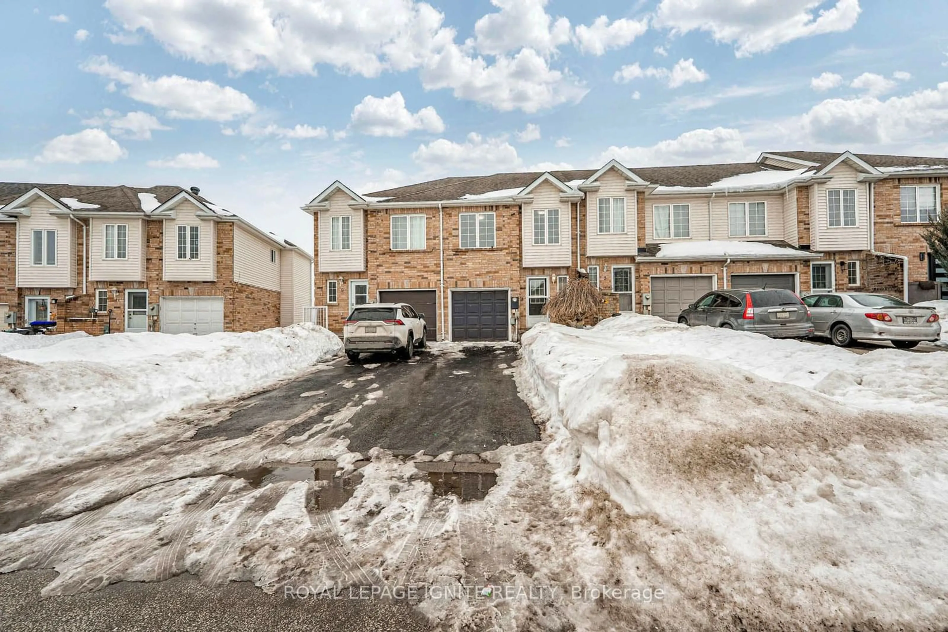 A pic from outside/outdoor area/front of a property/back of a property/a pic from drone, street for 7 Natale Crt, Bradford West Gwillimbury Ontario L3Z 3B1