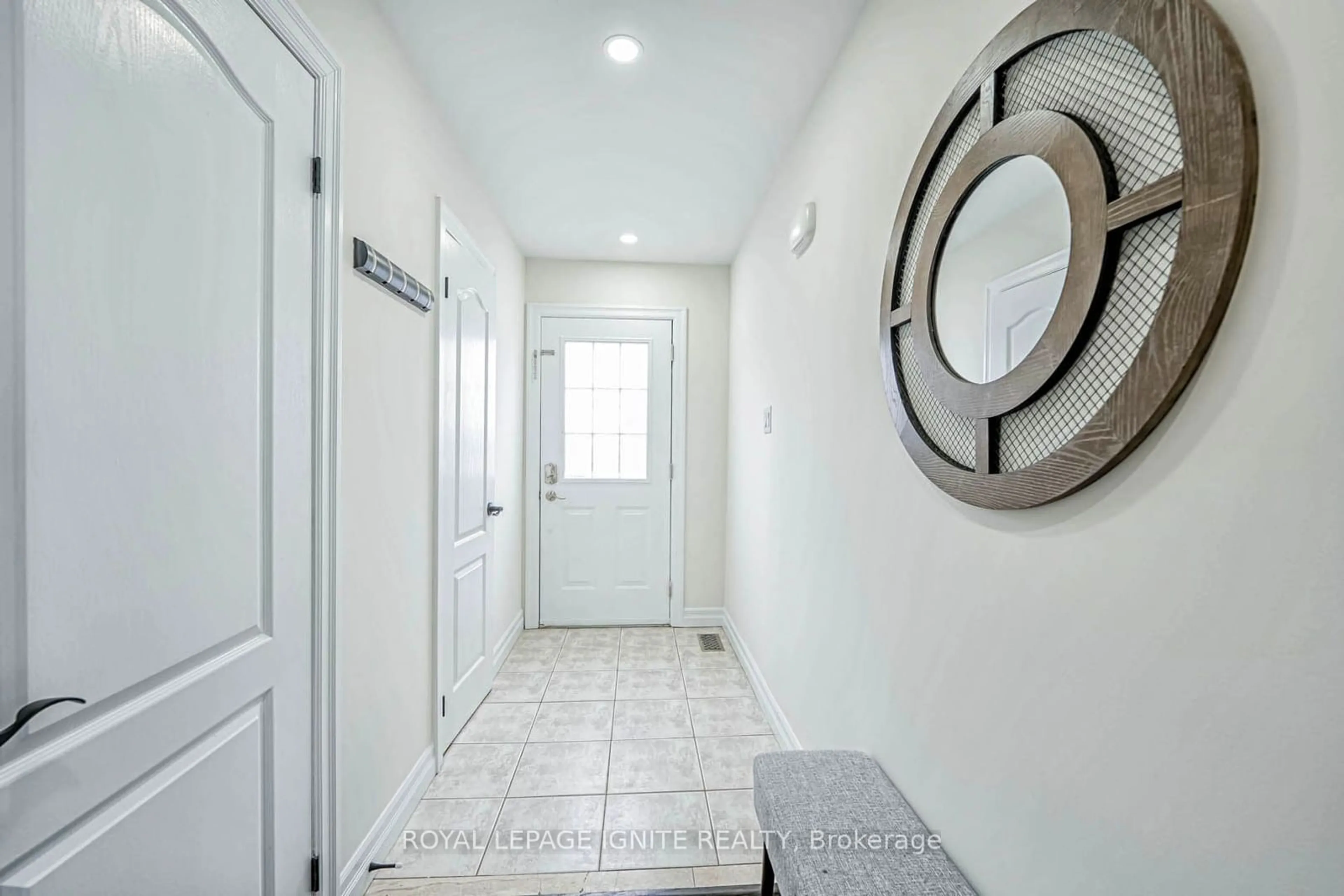 Indoor entryway for 7 Natale Crt, Bradford West Gwillimbury Ontario L3Z 3B1