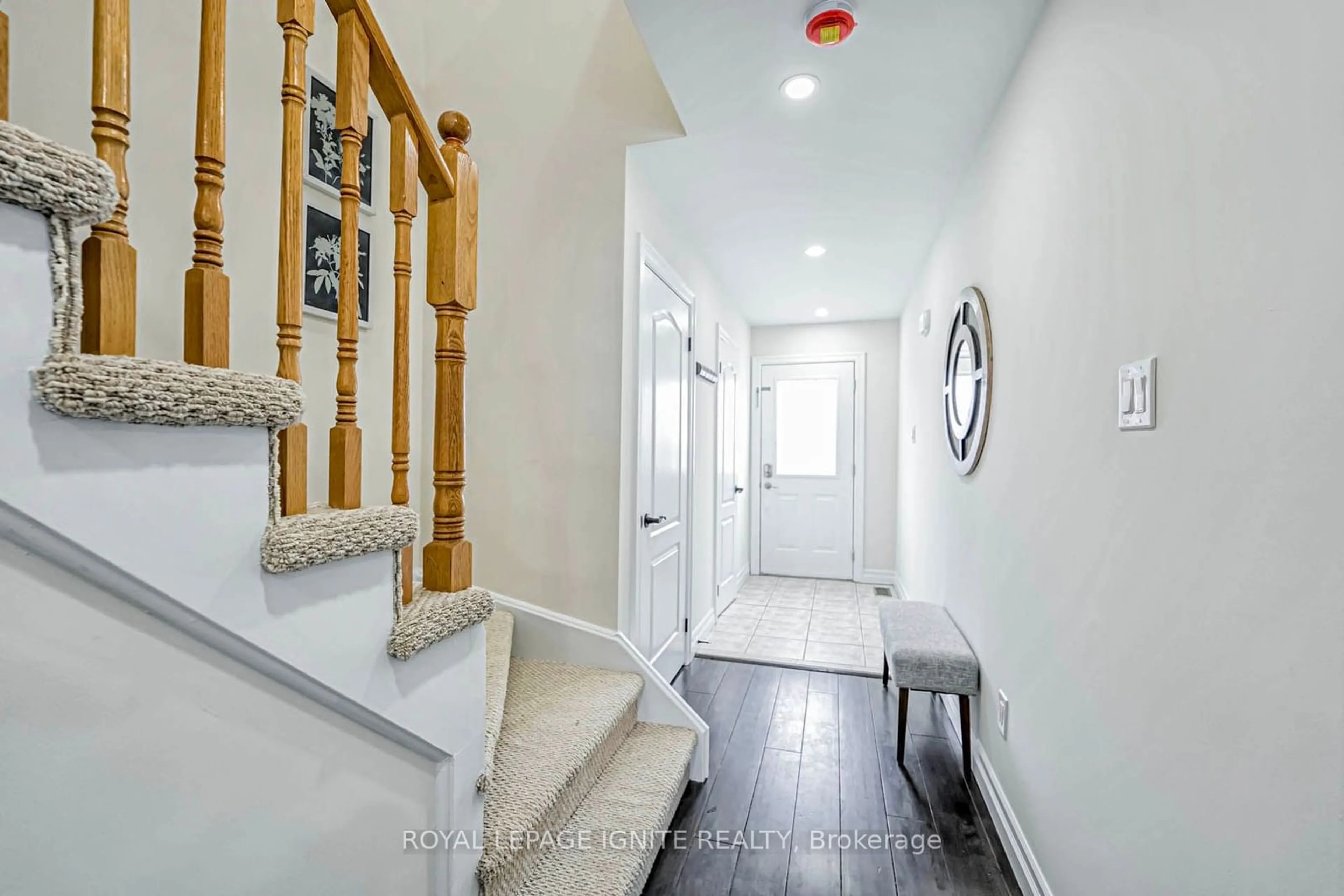 Indoor entryway for 7 Natale Crt, Bradford West Gwillimbury Ontario L3Z 3B1