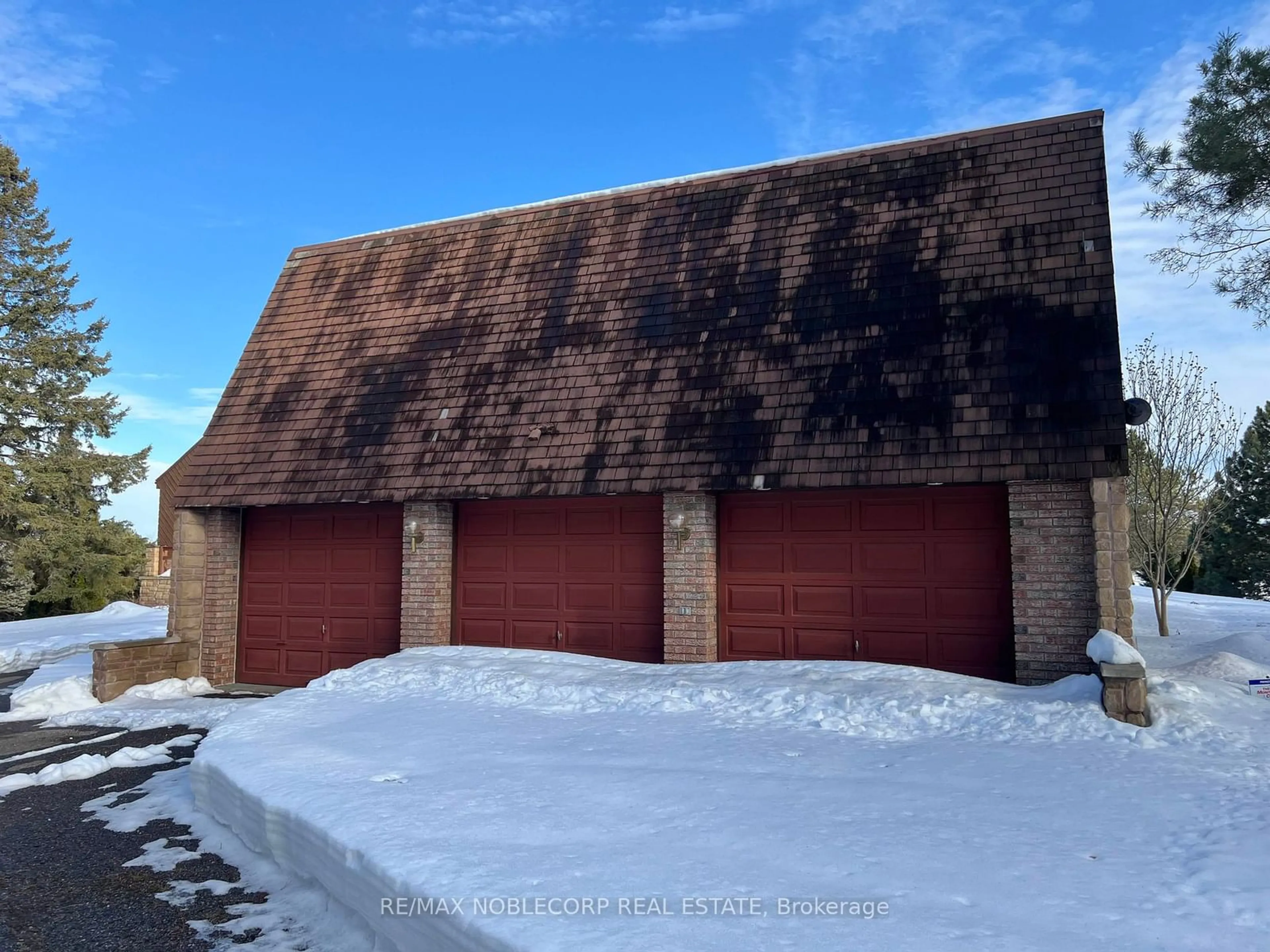 Indoor garage for 7 Scott Cres, King Ontario L7B 1E4