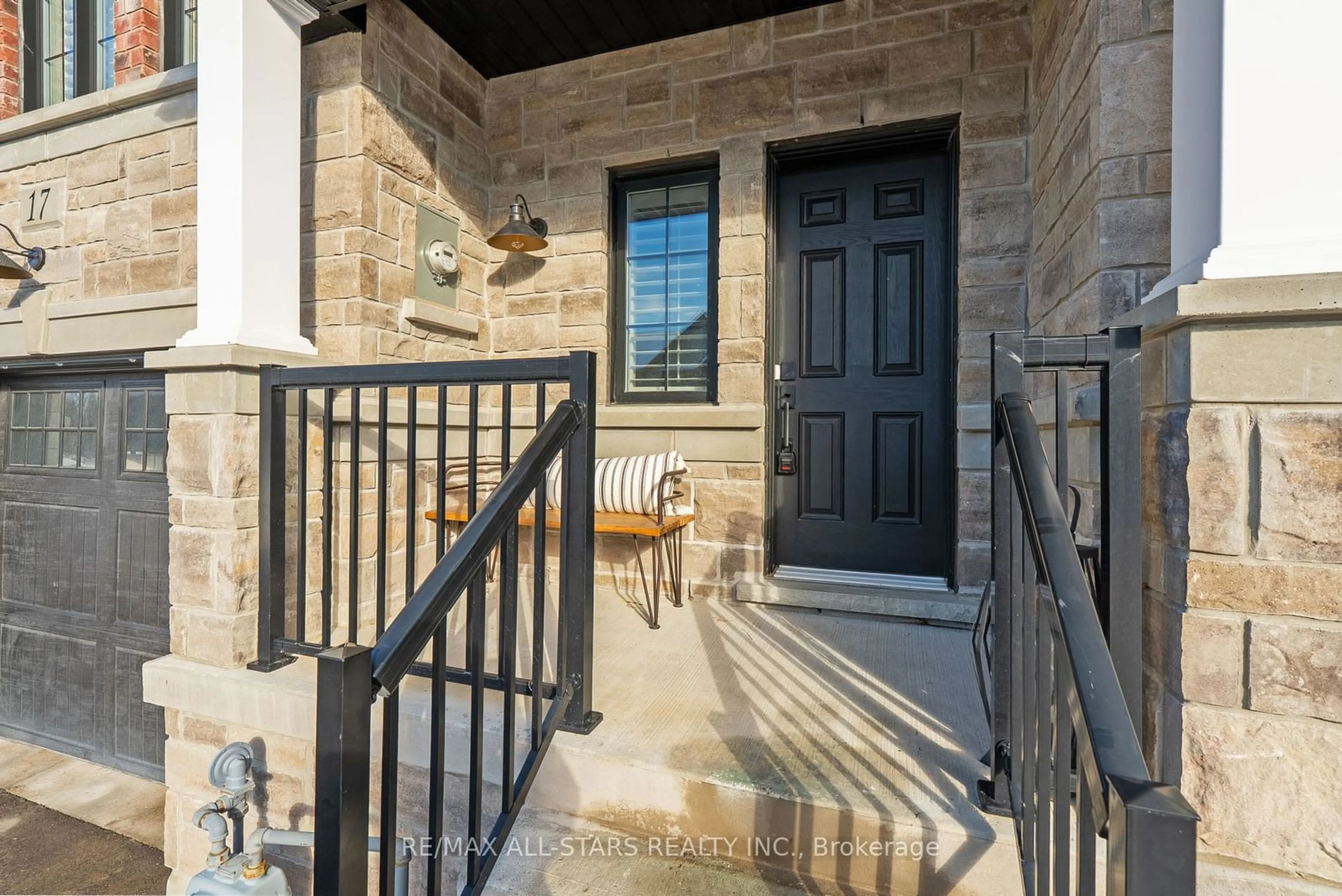 Indoor entryway for 17 Gord Matthews Way, Uxbridge Ontario L9P 0E9