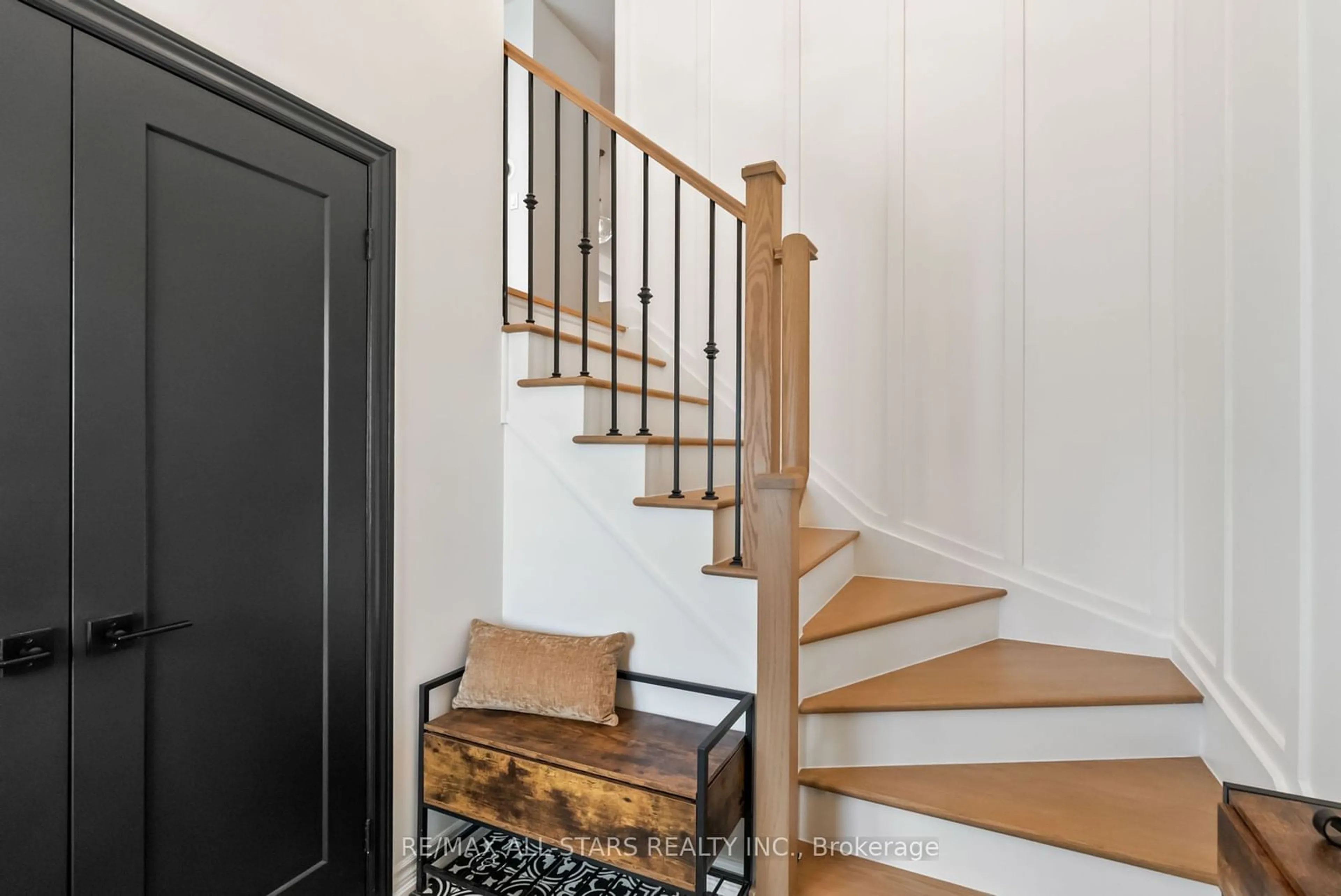 Stairs for 17 Gord Matthews Way, Uxbridge Ontario L9P 0E9