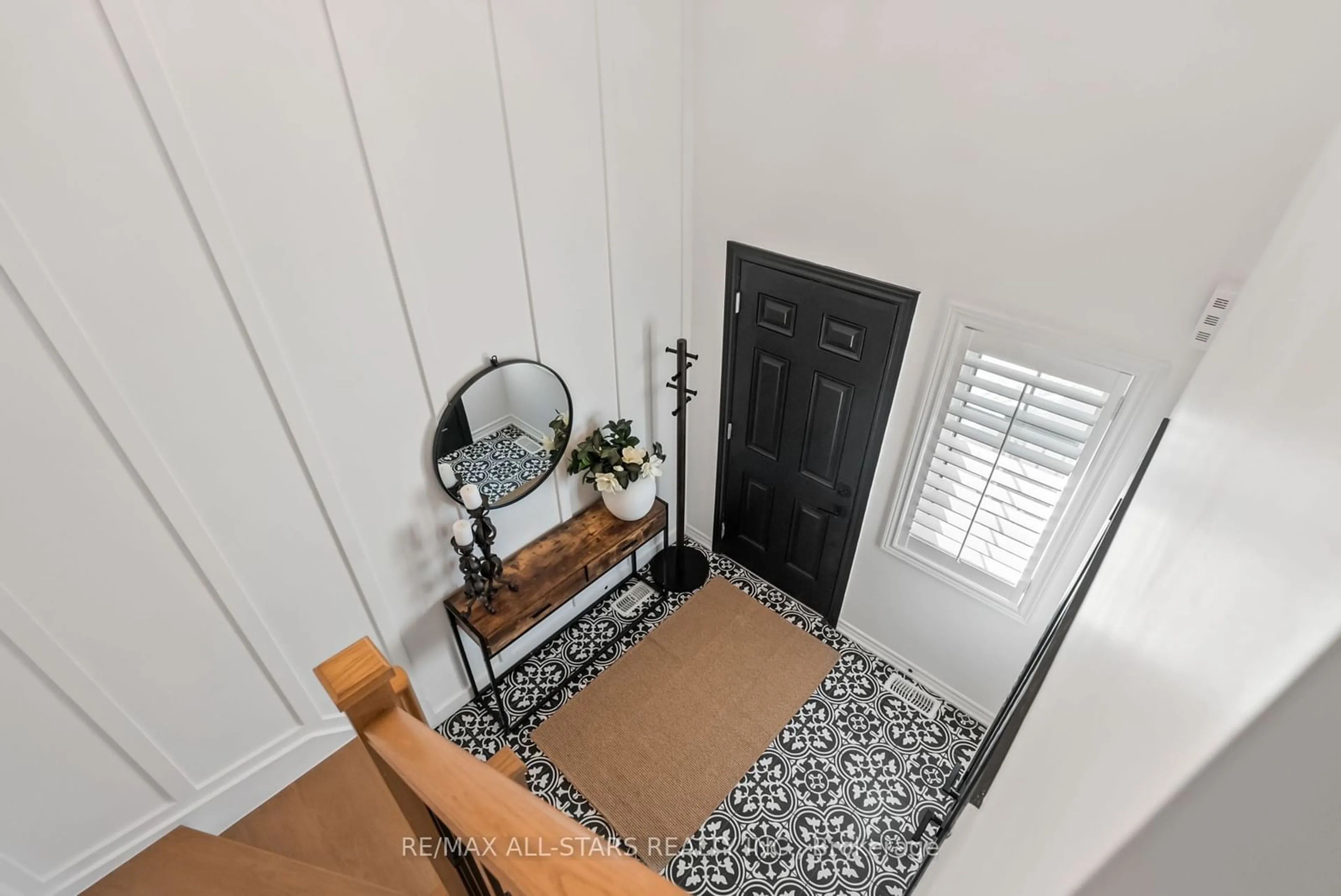 Indoor entryway for 17 Gord Matthews Way, Uxbridge Ontario L9P 0E9