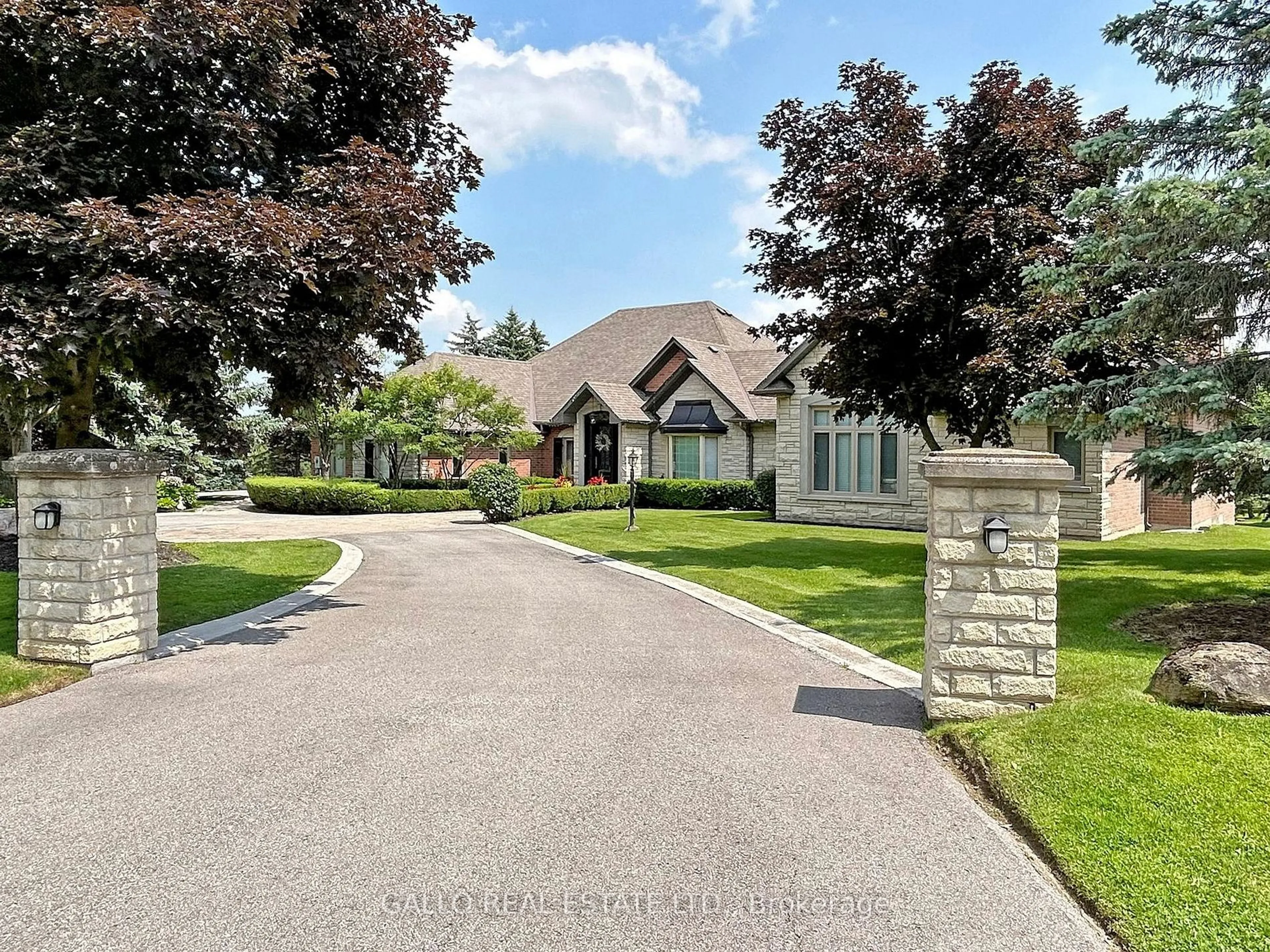 A pic from outside/outdoor area/front of a property/back of a property/a pic from drone, street for 56 Offord Cres, Aurora Ontario L4G 0K5