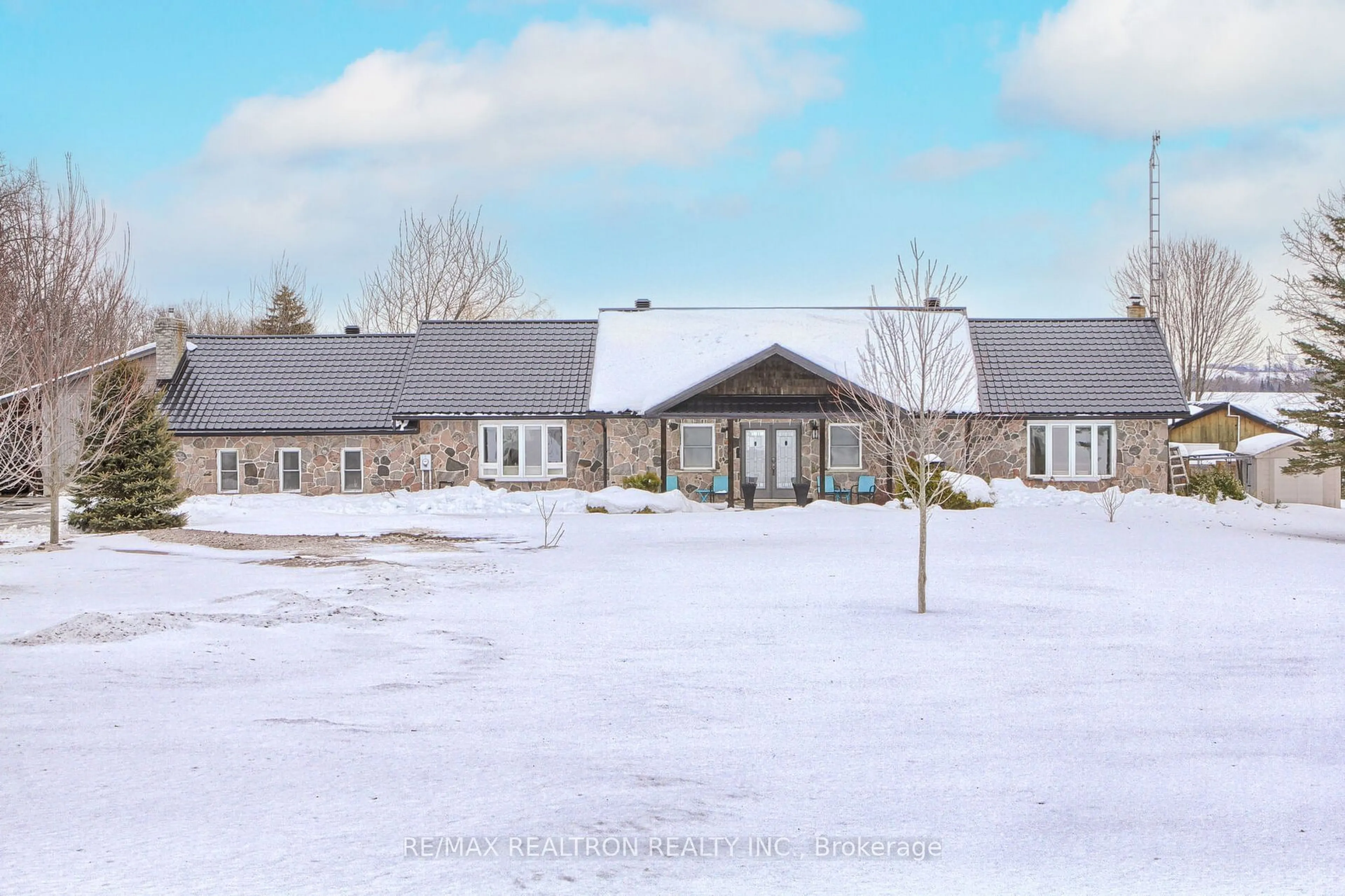 A pic from outside/outdoor area/front of a property/back of a property/a pic from drone, building for 20037 McCowan Rd, East Gwillimbury Ontario L0G 1M0