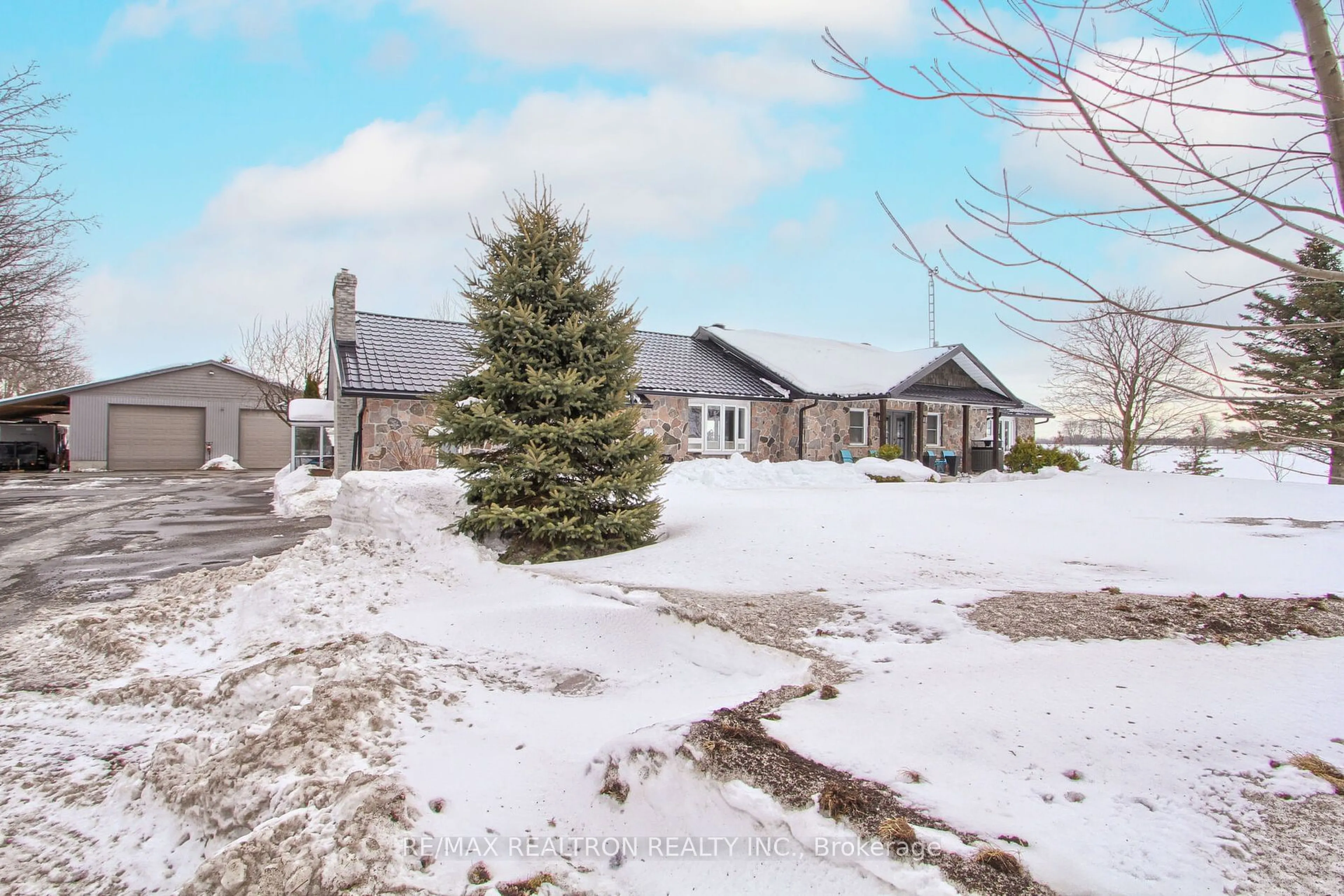 A pic from outside/outdoor area/front of a property/back of a property/a pic from drone, street for 20037 McCowan Rd, East Gwillimbury Ontario L0G 1M0