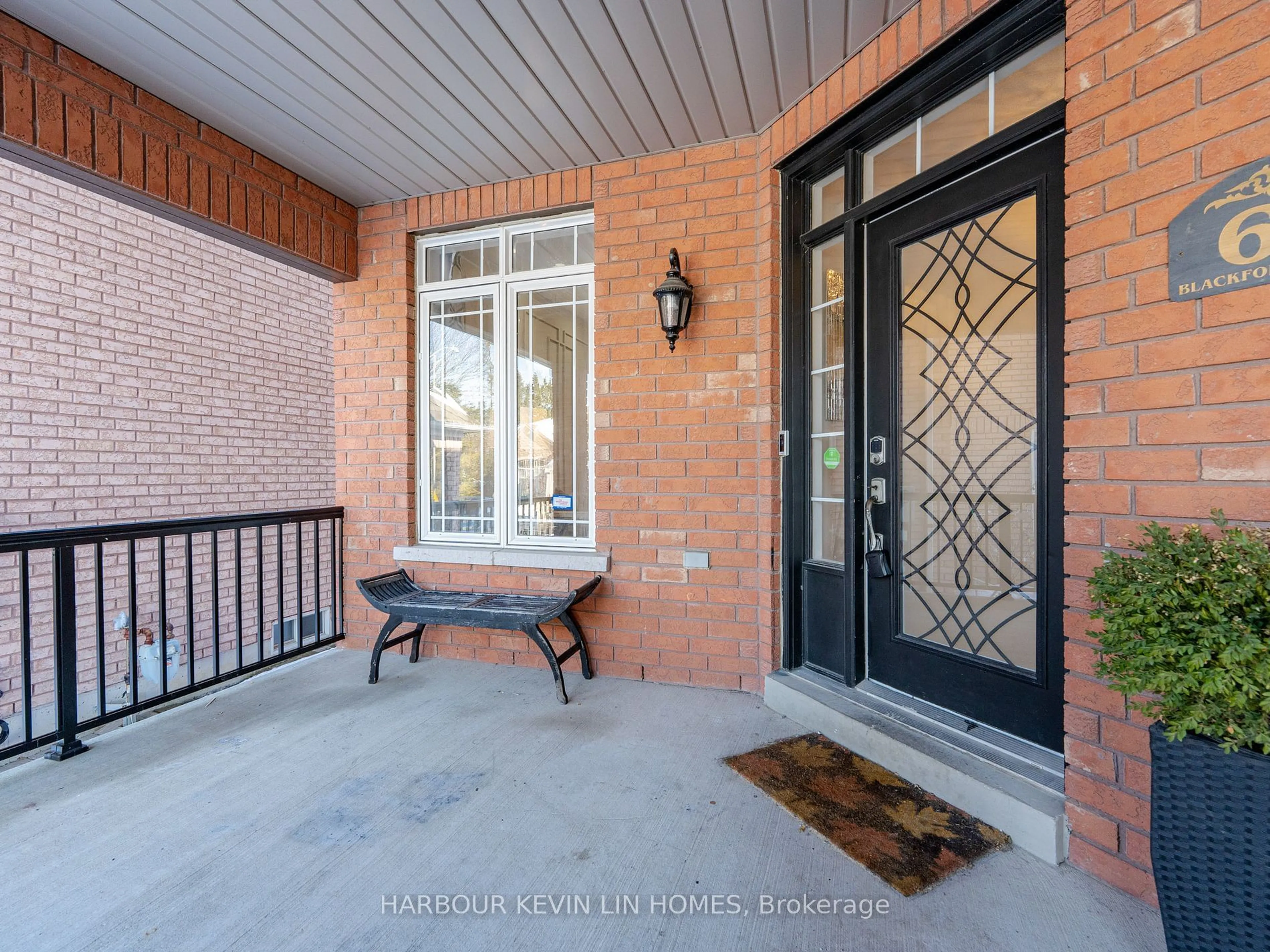 Indoor entryway for 63 Blackforest Dr, Richmond Hill Ontario L4E 4R5