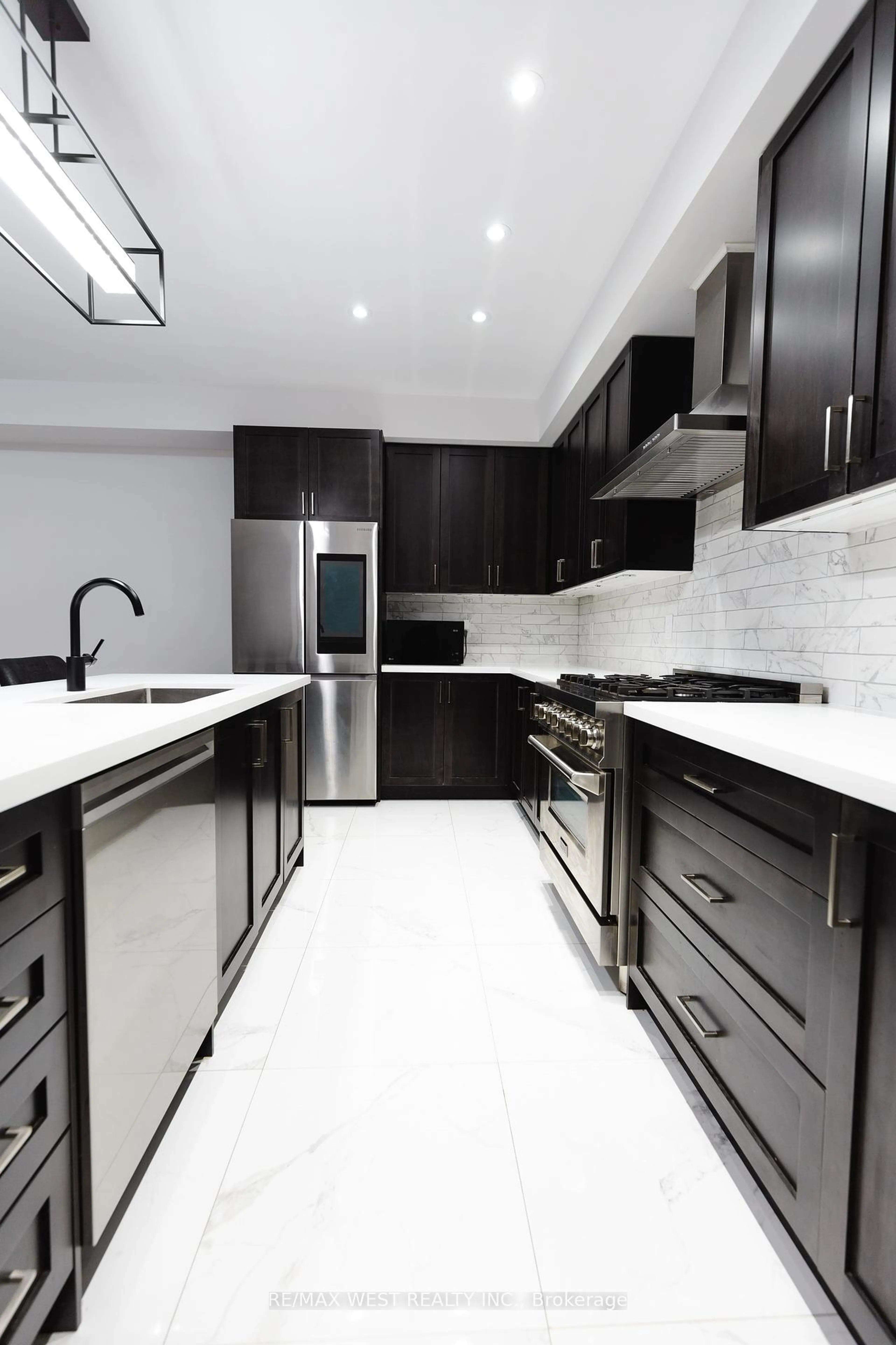 Contemporary kitchen, ceramic/tile floor for 31 Frederick Taylor Way, East Gwillimbury Ontario L0G 1M0