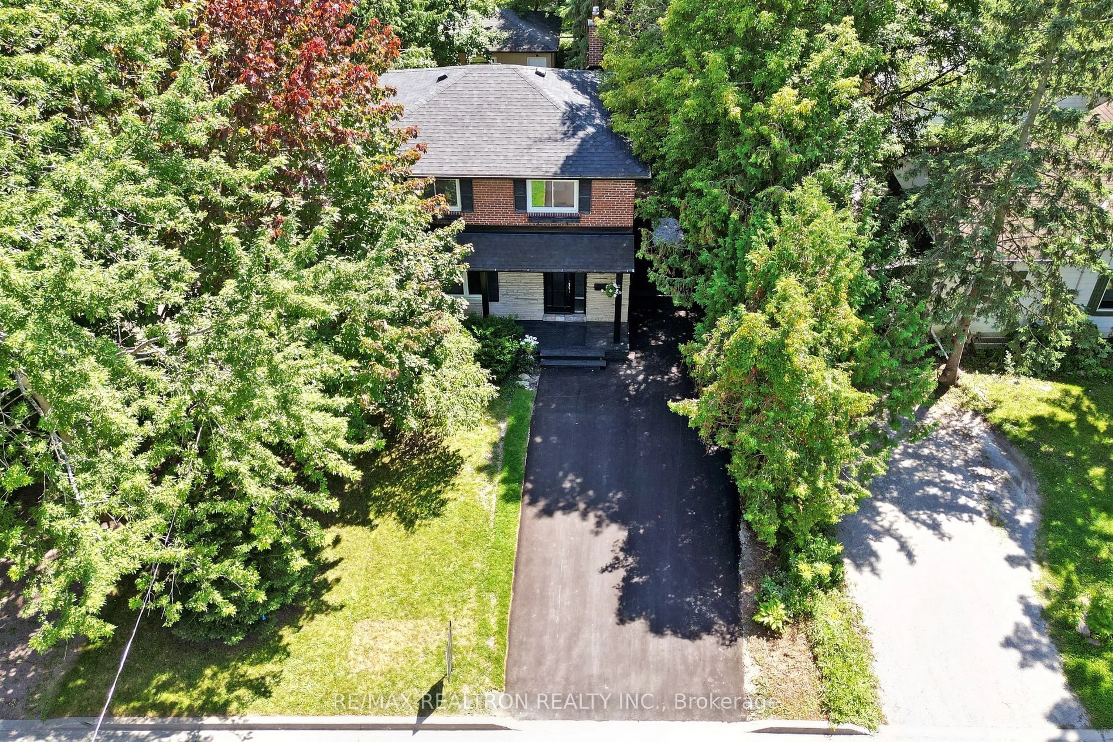 A pic from outside/outdoor area/front of a property/back of a property/a pic from drone, street for 370 Amelia St, Newmarket Ontario L3Y 2V4