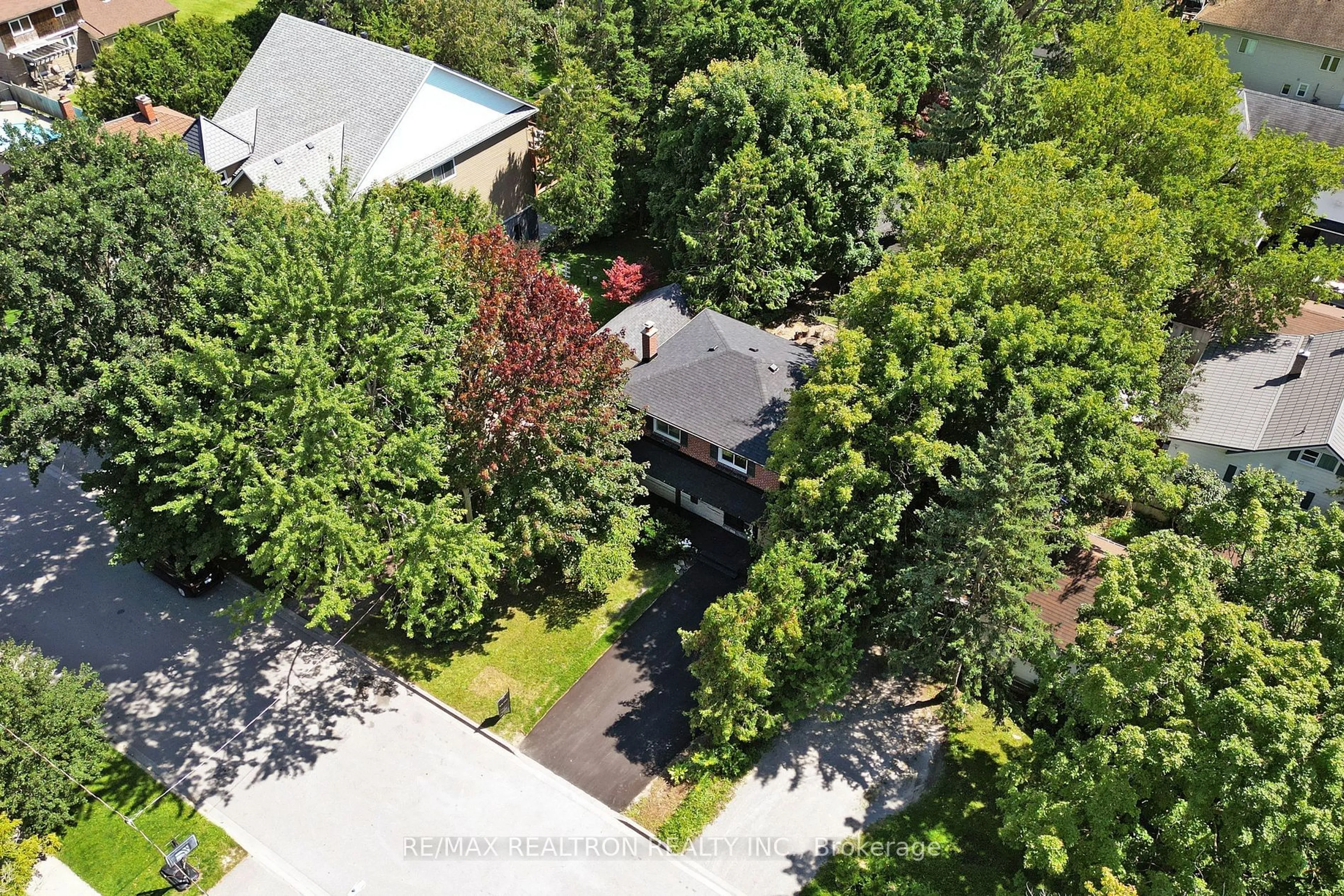 A pic from outside/outdoor area/front of a property/back of a property/a pic from drone, street for 370 Amelia St, Newmarket Ontario L3Y 2V4