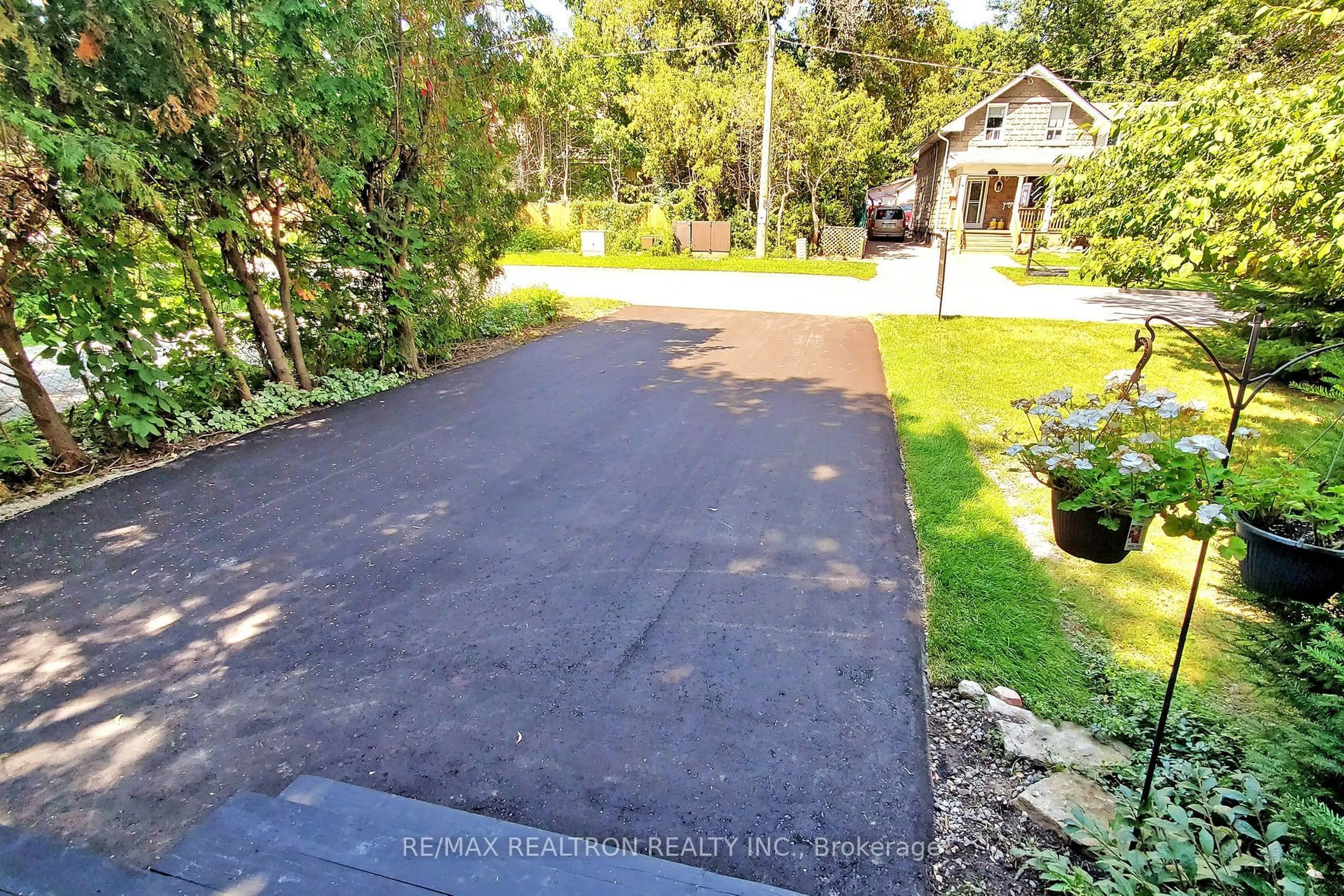 A pic from outside/outdoor area/front of a property/back of a property/a pic from drone, street for 370 Amelia St, Newmarket Ontario L3Y 2V4