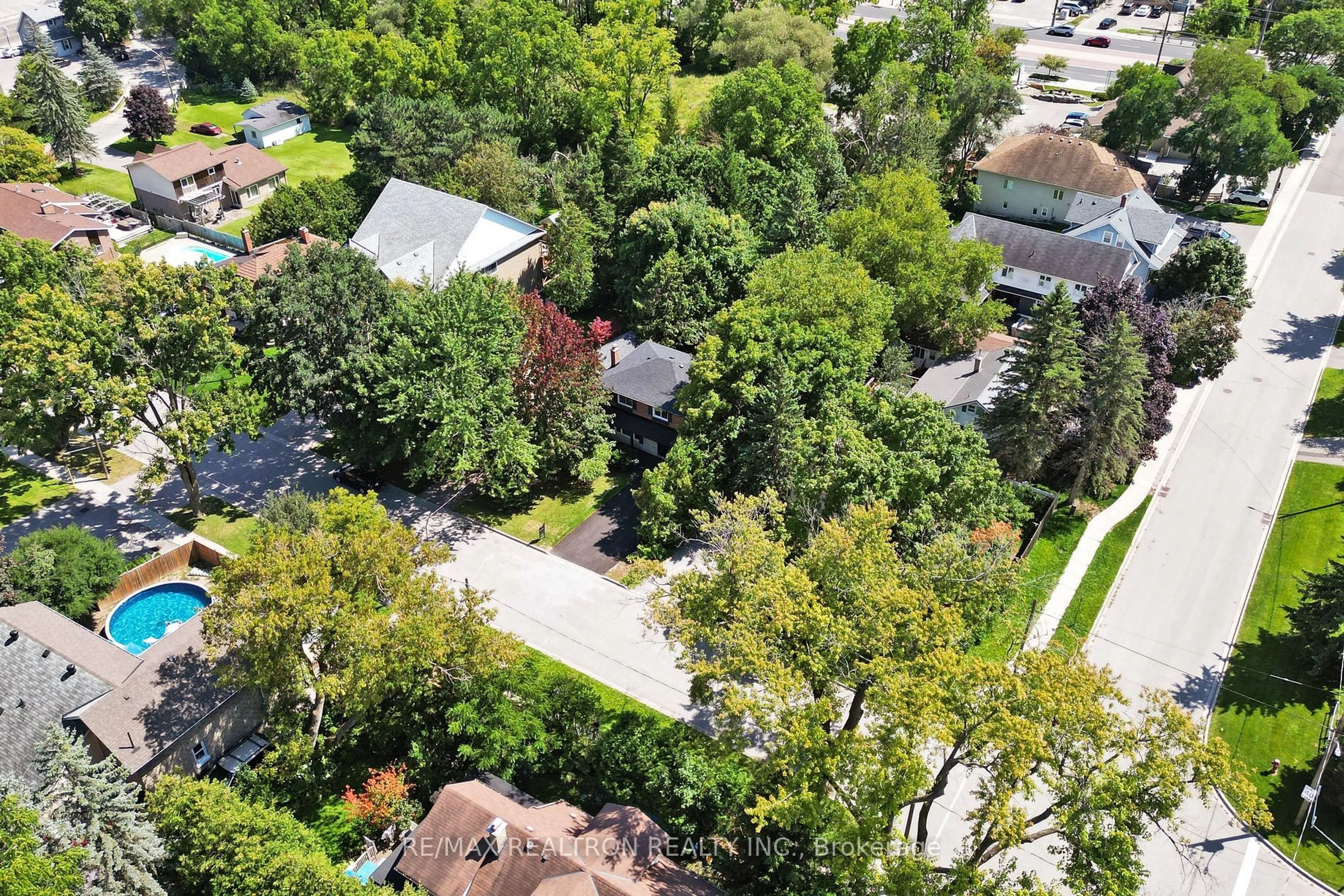 A pic from outside/outdoor area/front of a property/back of a property/a pic from drone, street for 370 Amelia St, Newmarket Ontario L3Y 2V4