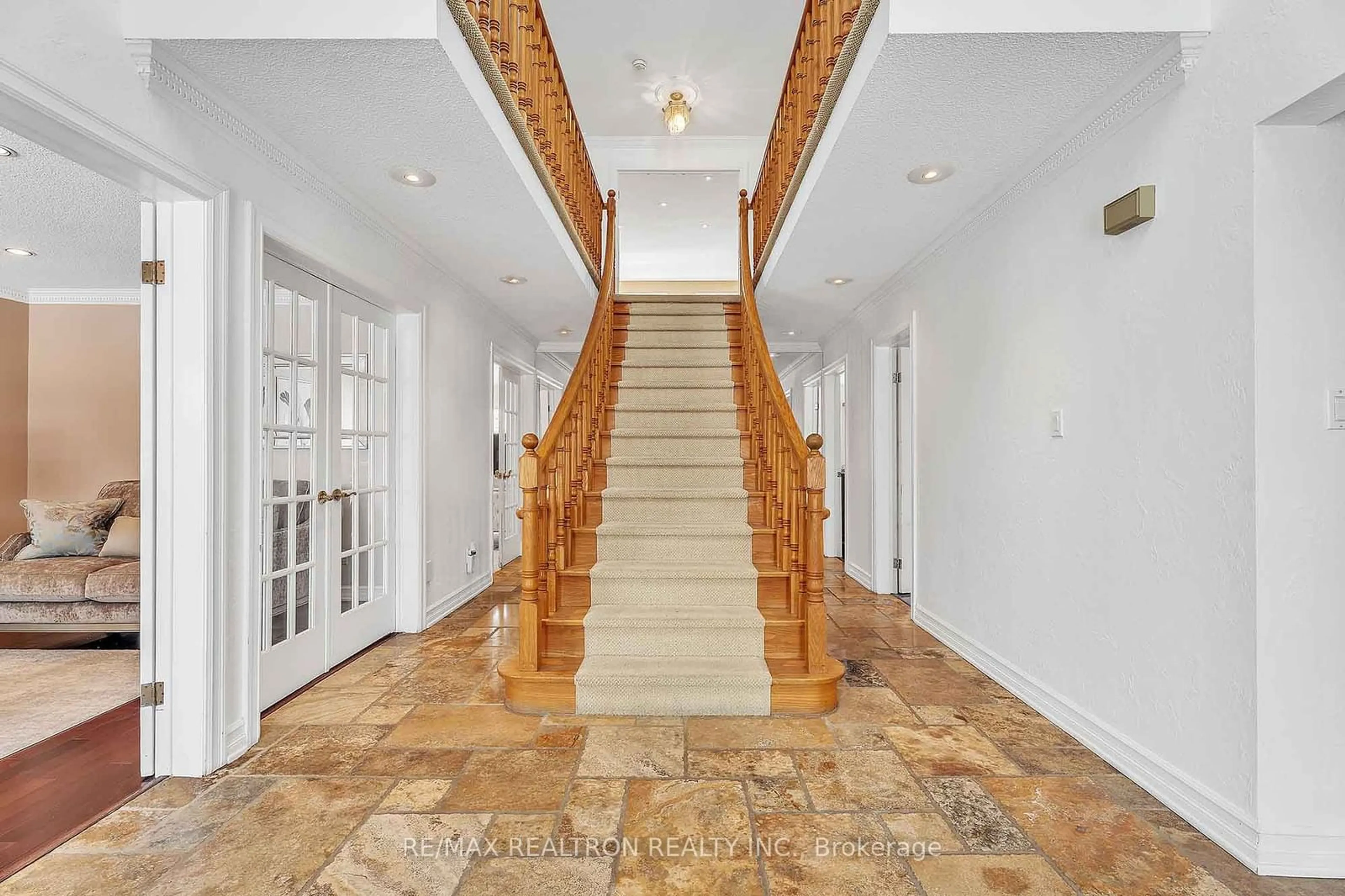 Indoor foyer for 95 Baynards Lane, Richmond Hill Ontario L4C 9B9