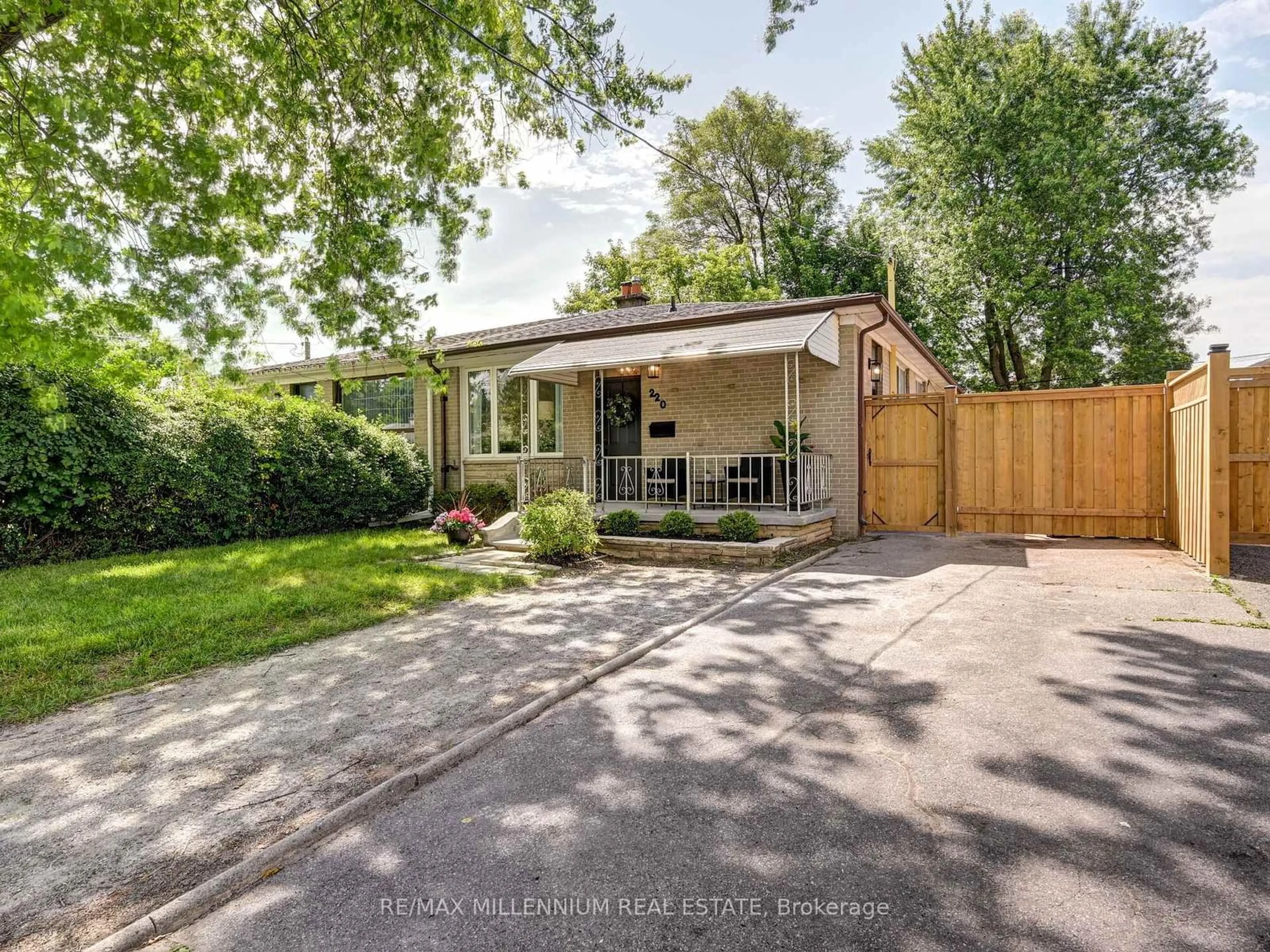 A pic from outside/outdoor area/front of a property/back of a property/a pic from drone, street for 220 Beechy Dr, Richmond Hill Ontario L4C 2X7