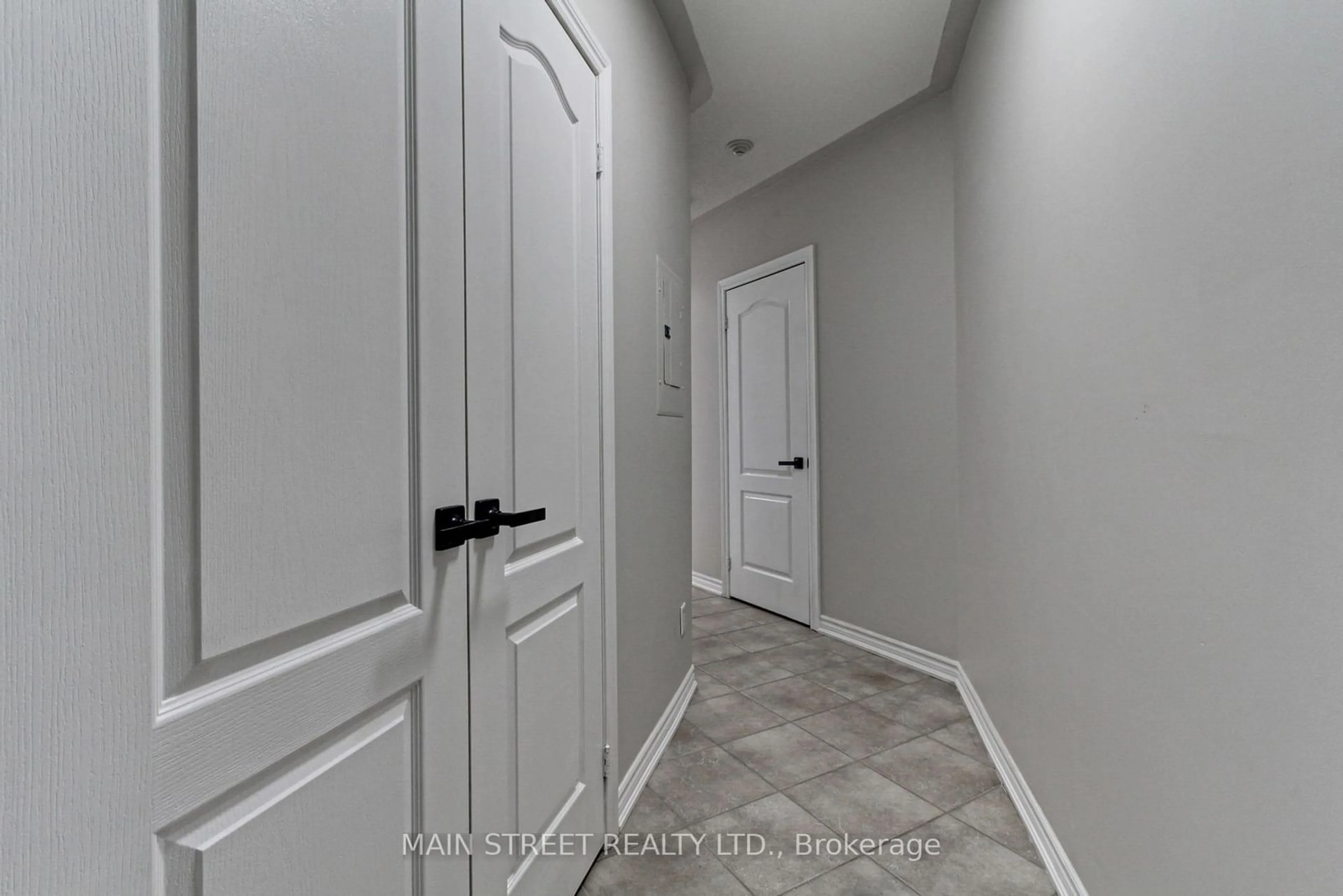 Indoor entryway for 112 SIMCOE Rd #405, Bradford West Gwillimbury Ontario L3Z 1Y2