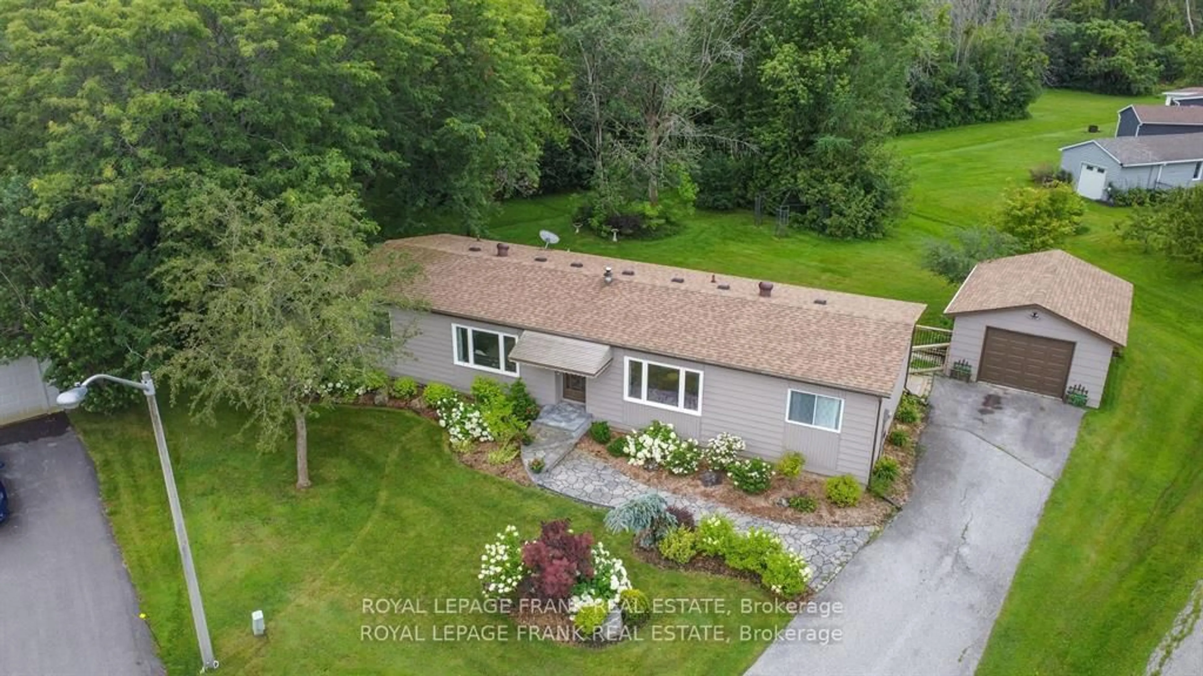 A pic from outside/outdoor area/front of a property/back of a property/a pic from drone, unknown for 4 Ashley Crt, Georgina Ontario L0E 1R0