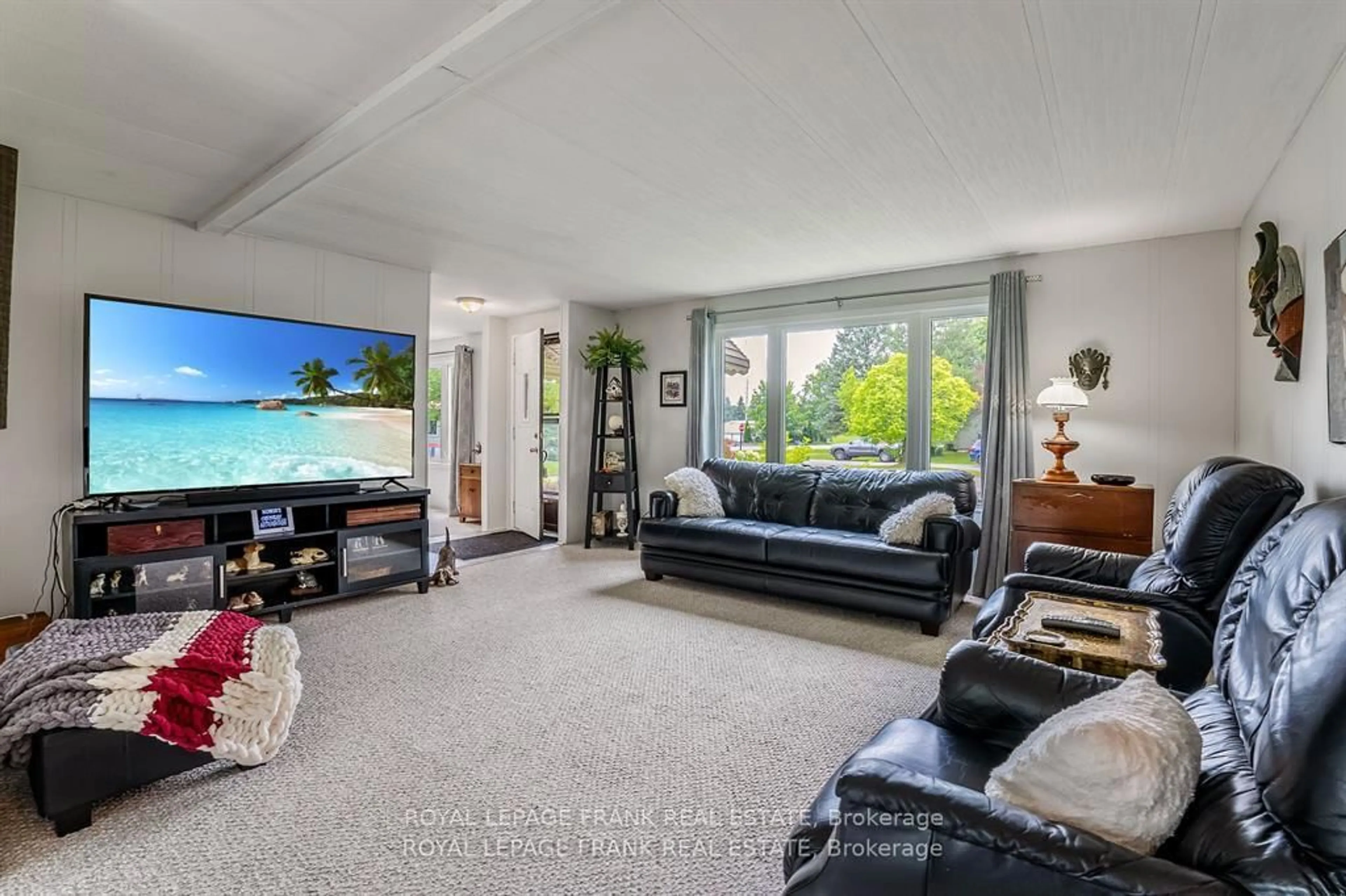 Living room with furniture, unknown for 4 Ashley Crt, Georgina Ontario L0E 1R0