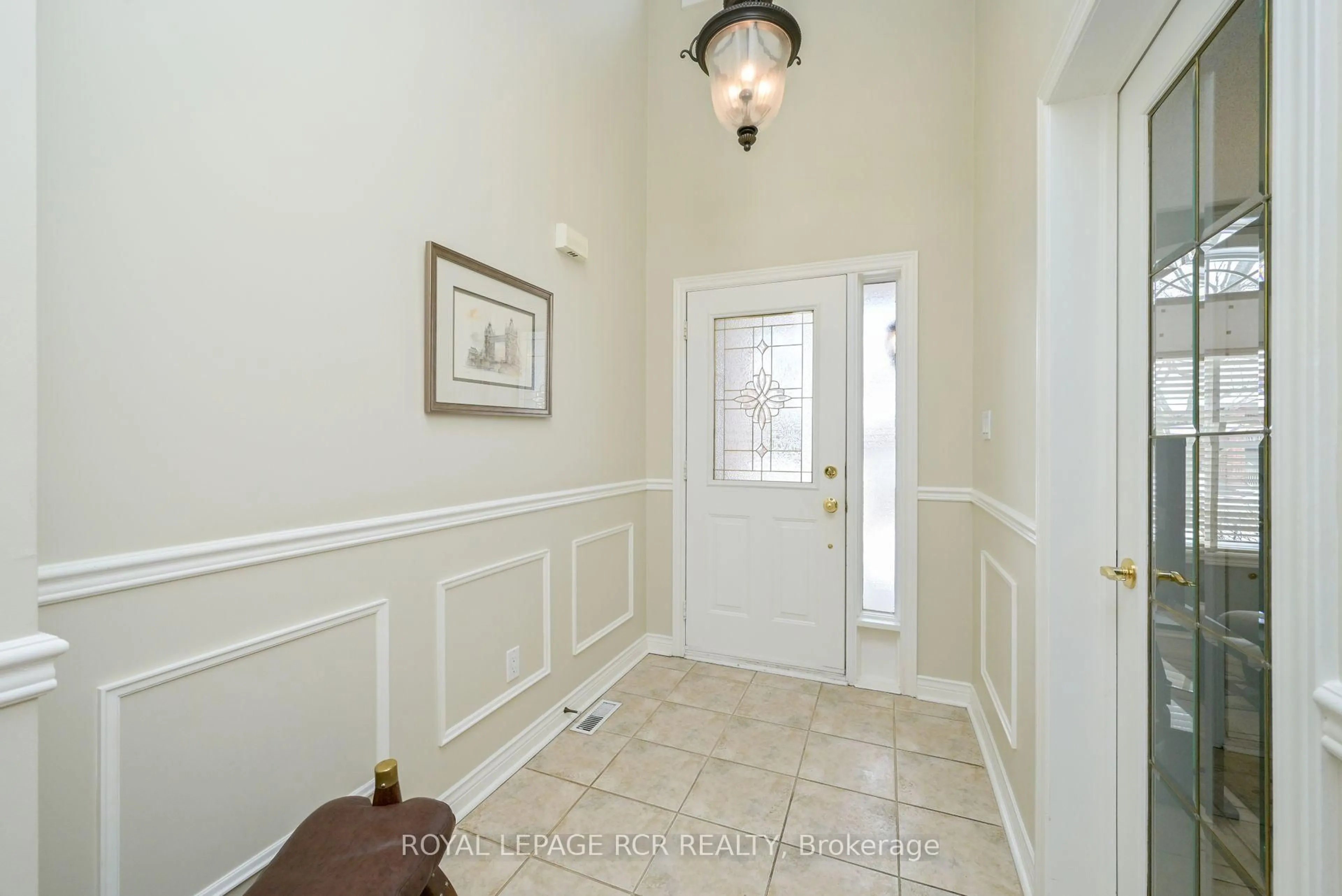 Indoor entryway for 46 Sunset Blvd, New Tecumseth Ontario L9R 1Z5