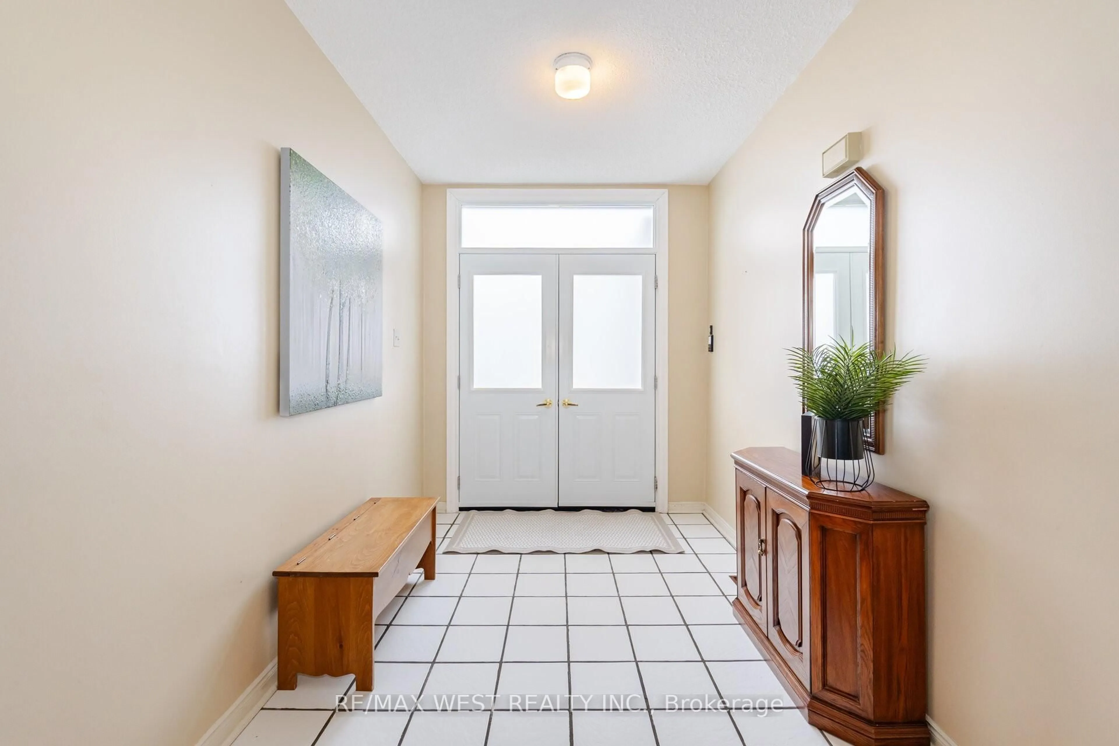 Indoor entryway for 247 John Bowser Cres, Newmarket Ontario L3Y 7N7