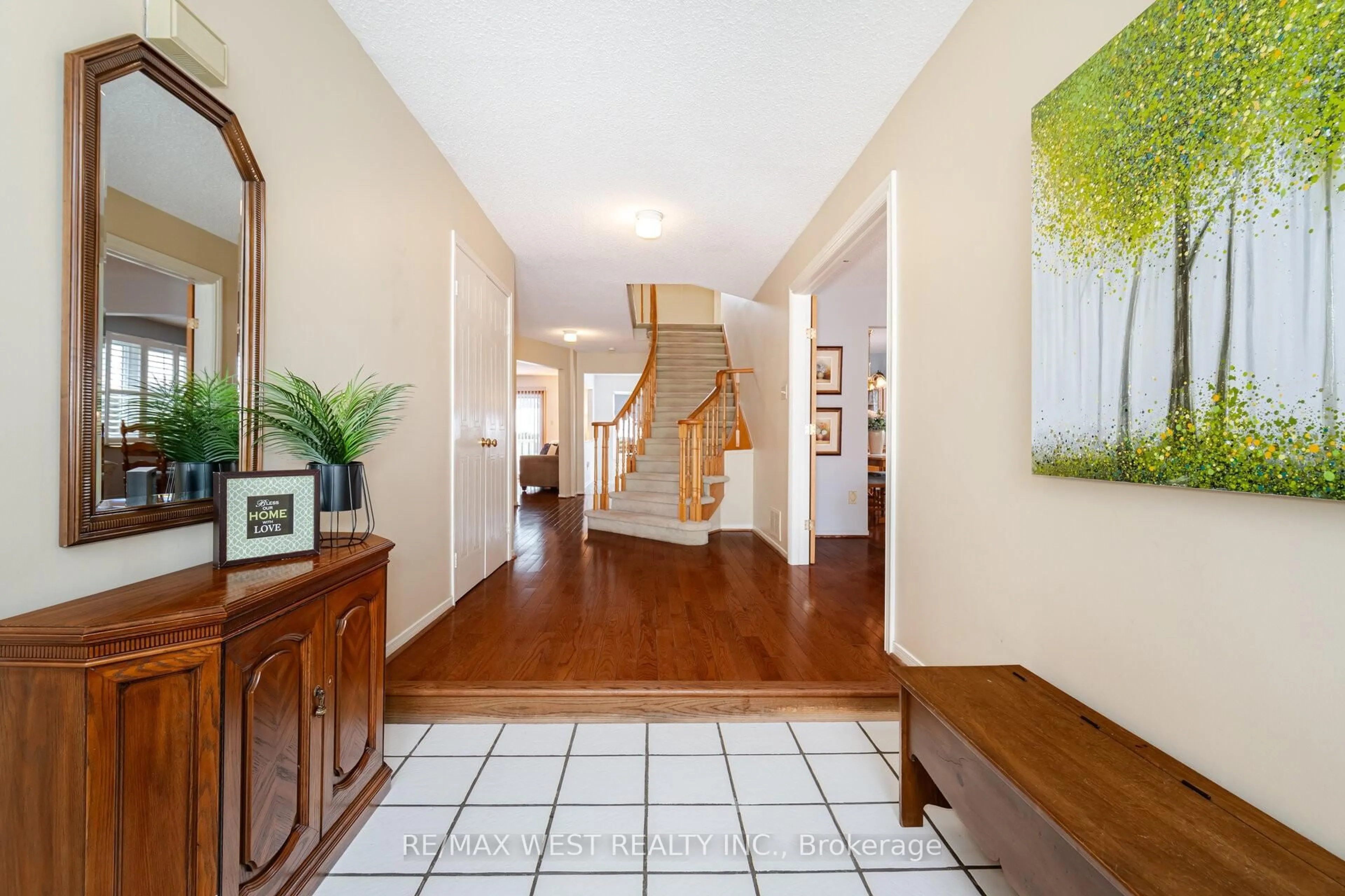 Indoor foyer for 247 John Bowser Cres, Newmarket Ontario L3Y 7N7