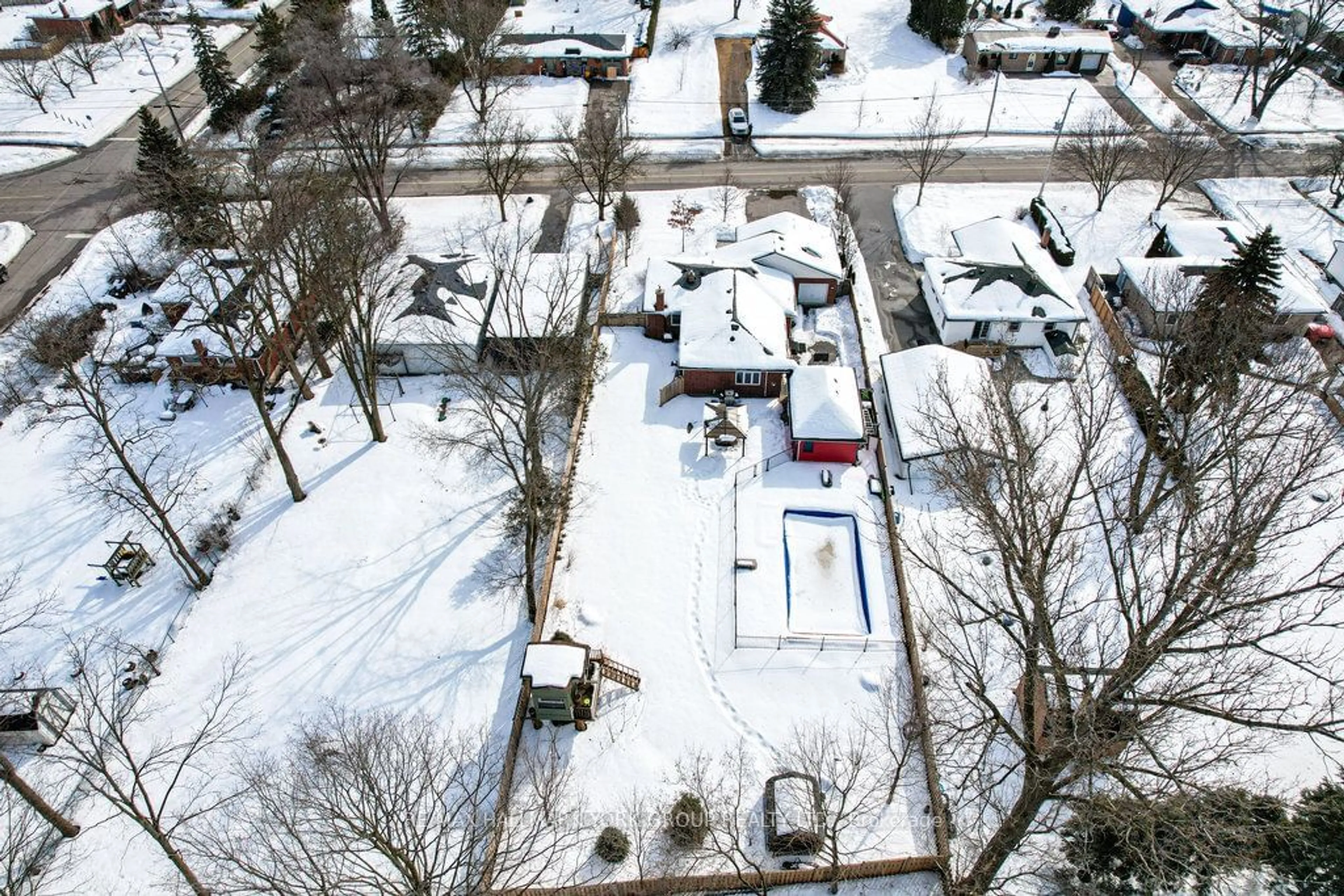 A pic from outside/outdoor area/front of a property/back of a property/a pic from drone, street for 140 Oriole Dr, East Gwillimbury Ontario L9N 1G9