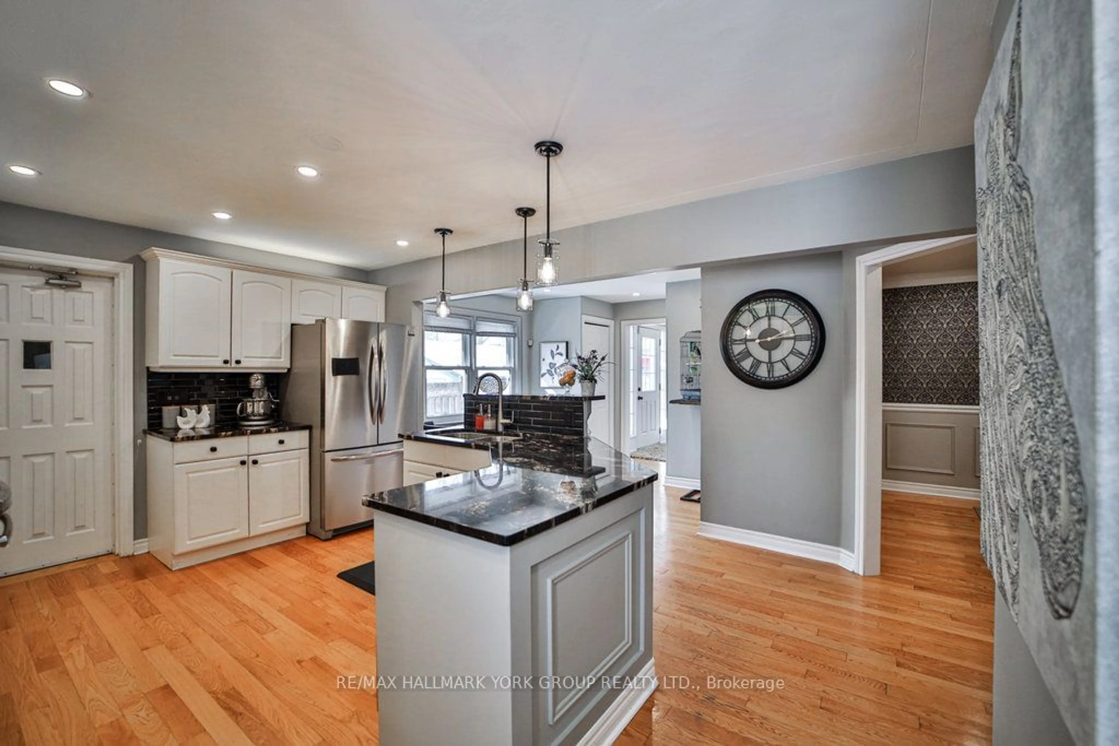 Open concept kitchen, unknown for 140 Oriole Dr, East Gwillimbury Ontario L9N 1G9