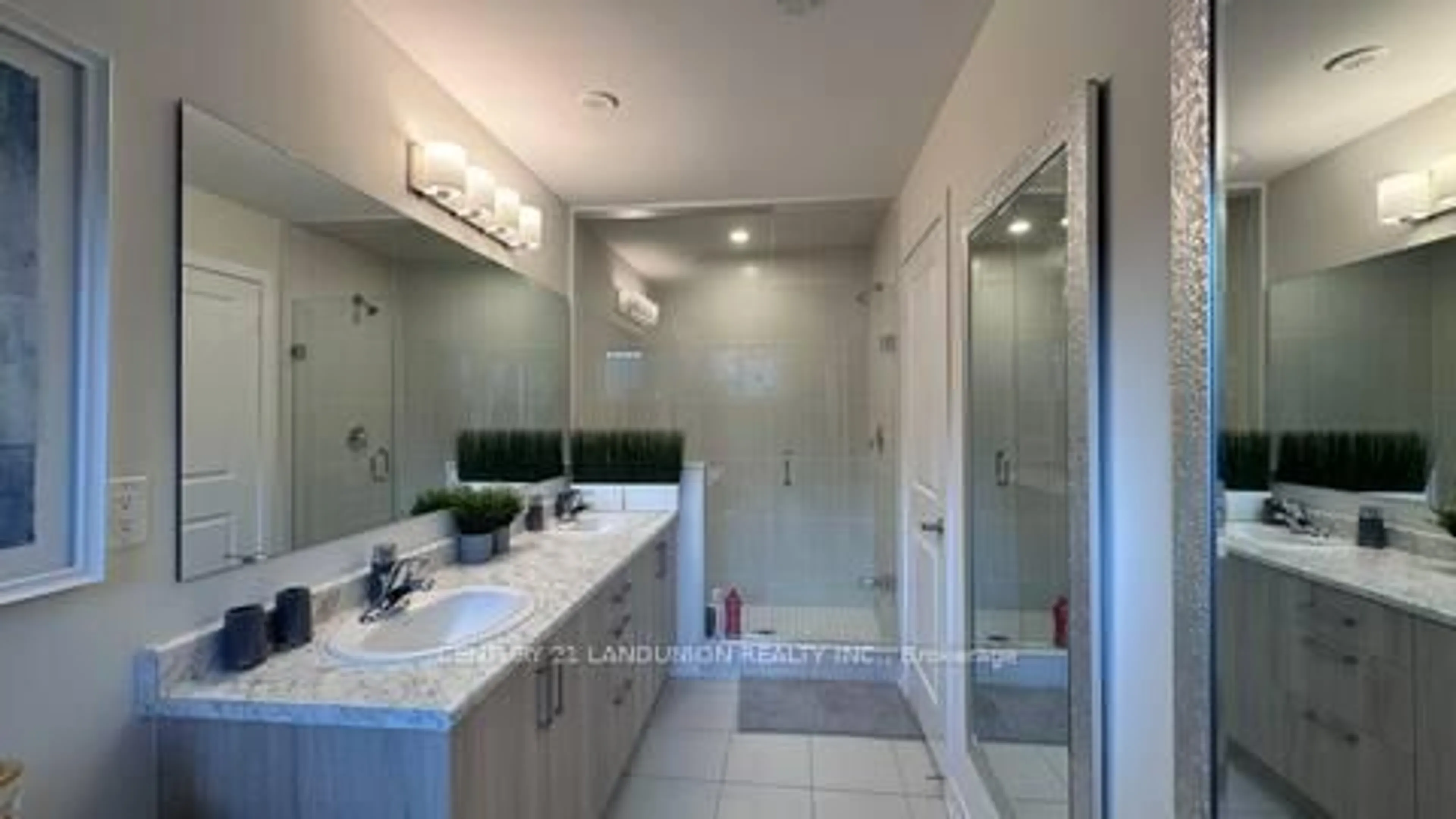 Contemporary bathroom, ceramic/tile floor for 20 Credit Lane, Richmond Hill Ontario L4E 1G9