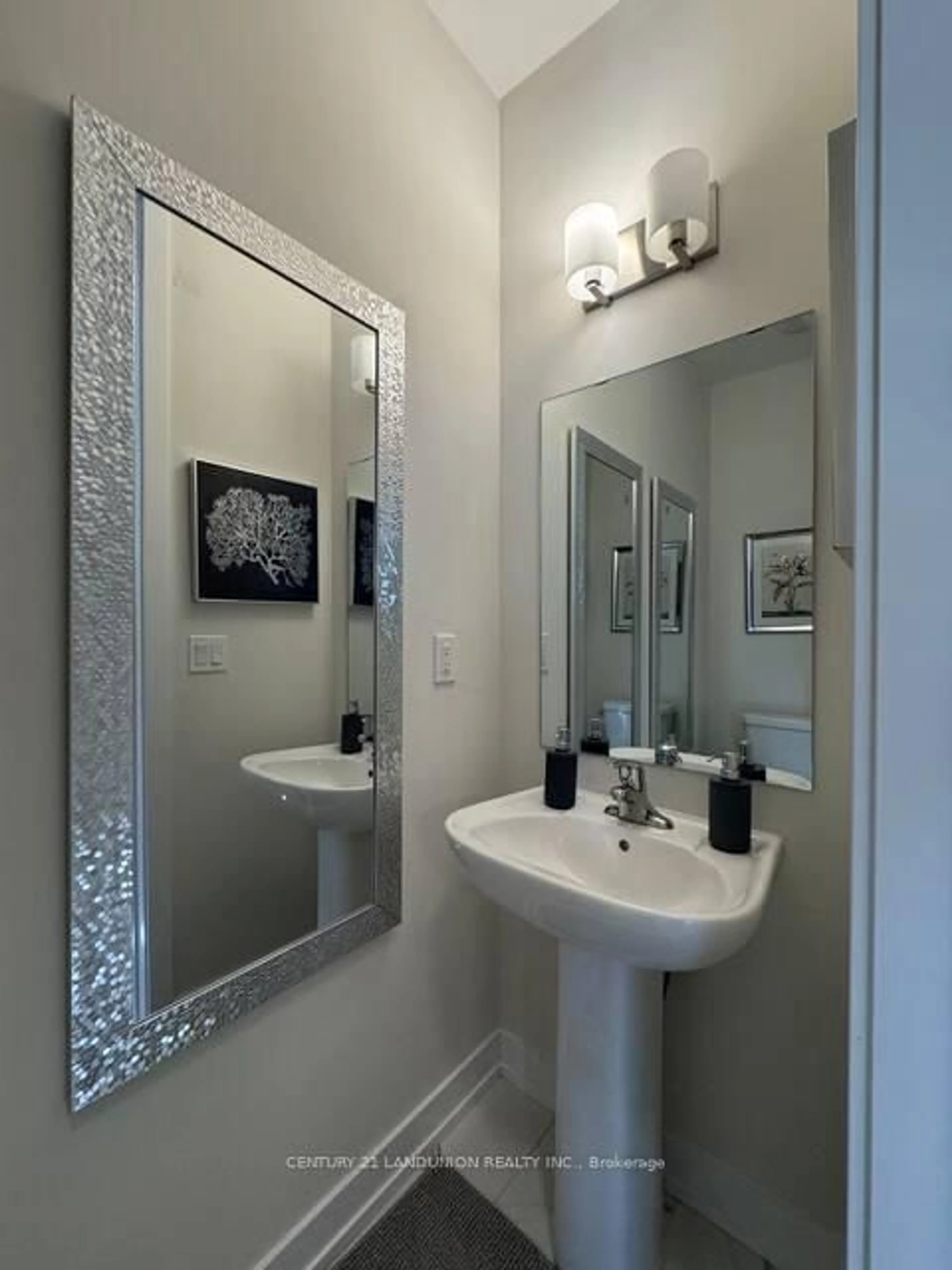 Contemporary bathroom, ceramic/tile floor for 20 Credit Lane, Richmond Hill Ontario L4E 1G9