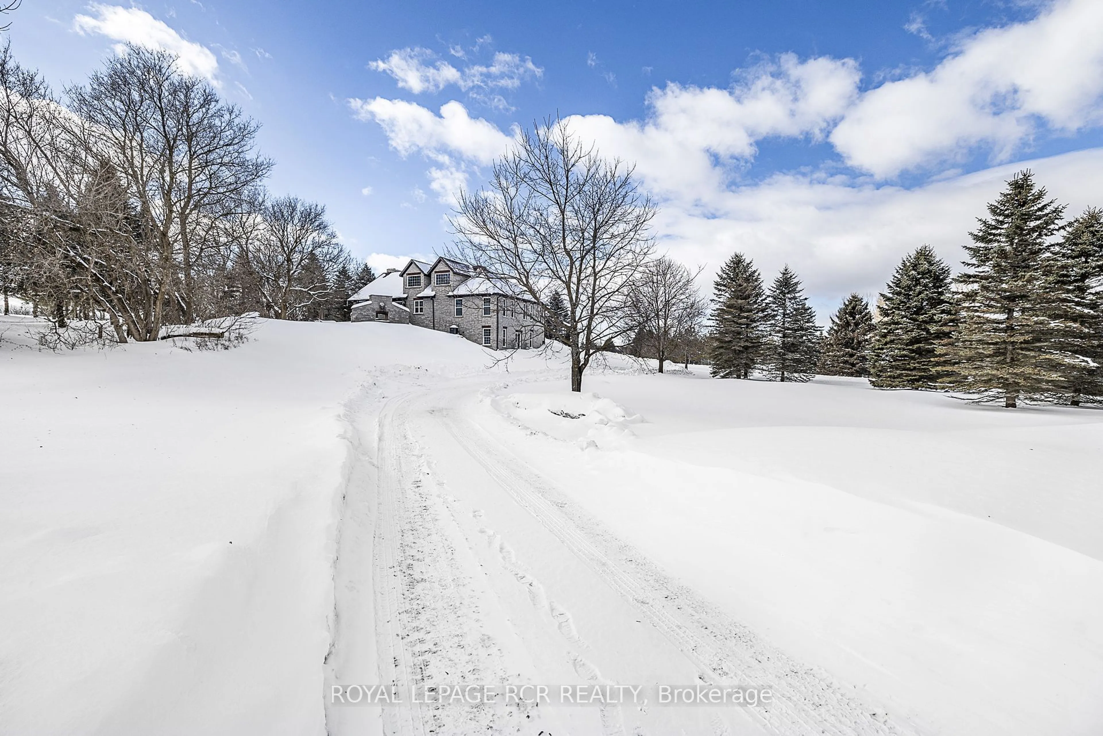 A pic from outside/outdoor area/front of a property/back of a property/a pic from drone, street for 3810 Front St, Uxbridge Ontario L0C 1A0