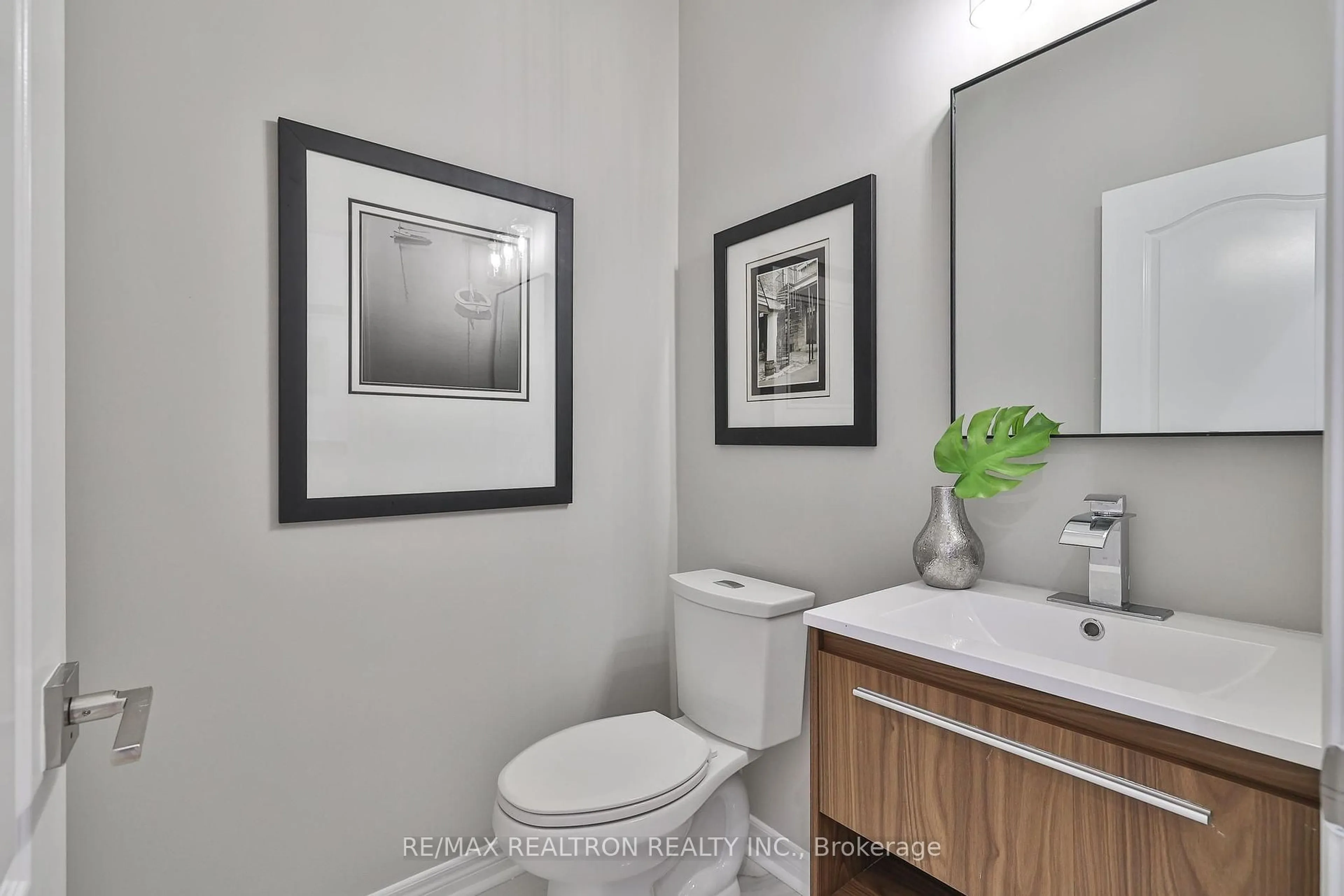 Standard bathroom, ceramic/tile floor for 20 Millhouse Crt, Vaughan Ontario L6A 4P6