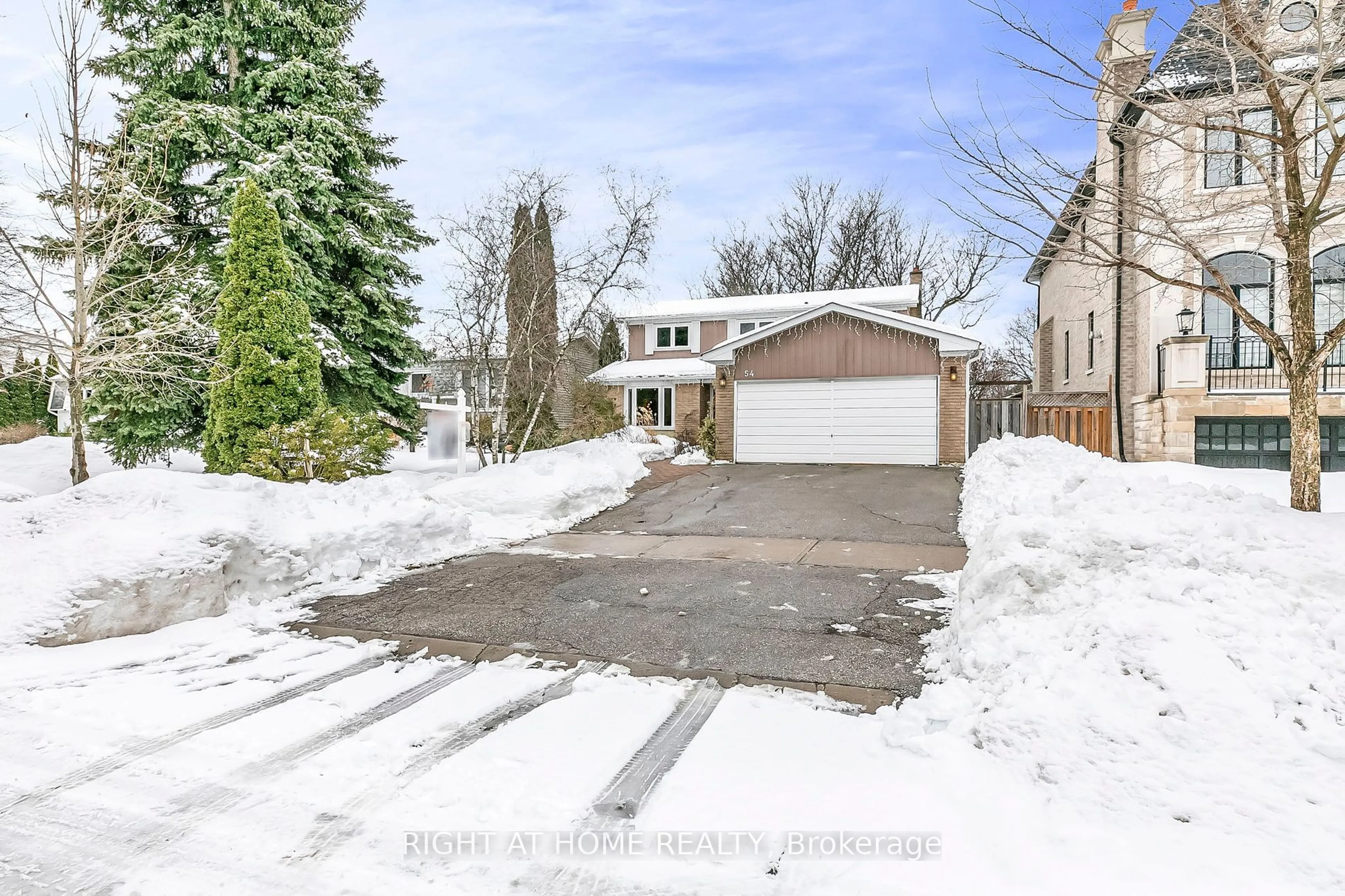 A pic from outside/outdoor area/front of a property/back of a property/a pic from drone, street for 54 Sanderson Cres, Richmond Hill Ontario L4C 5L4