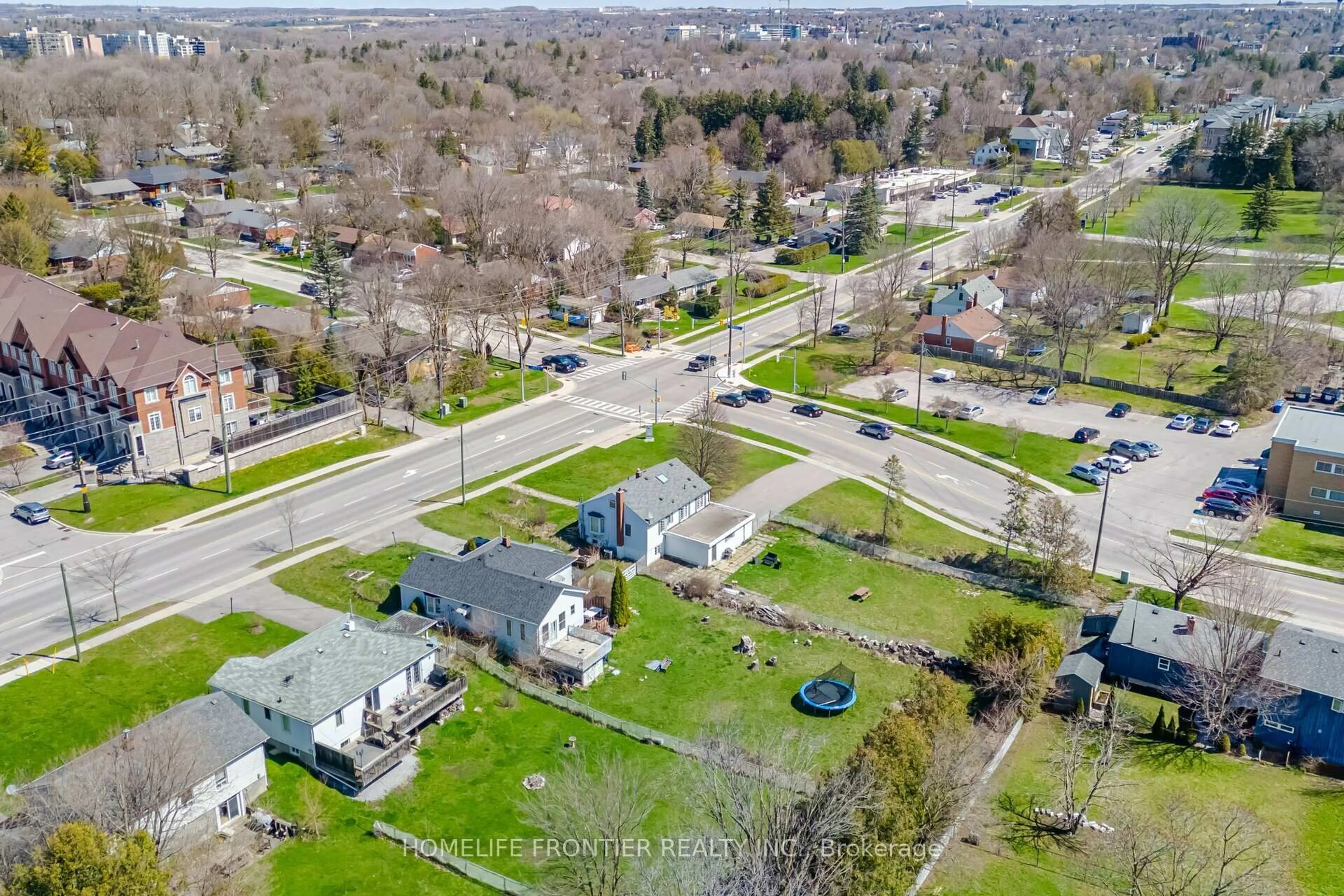 A pic from outside/outdoor area/front of a property/back of a property/a pic from drone, street for 136 Eagle St, Newmarket Ontario L3Y 1J4