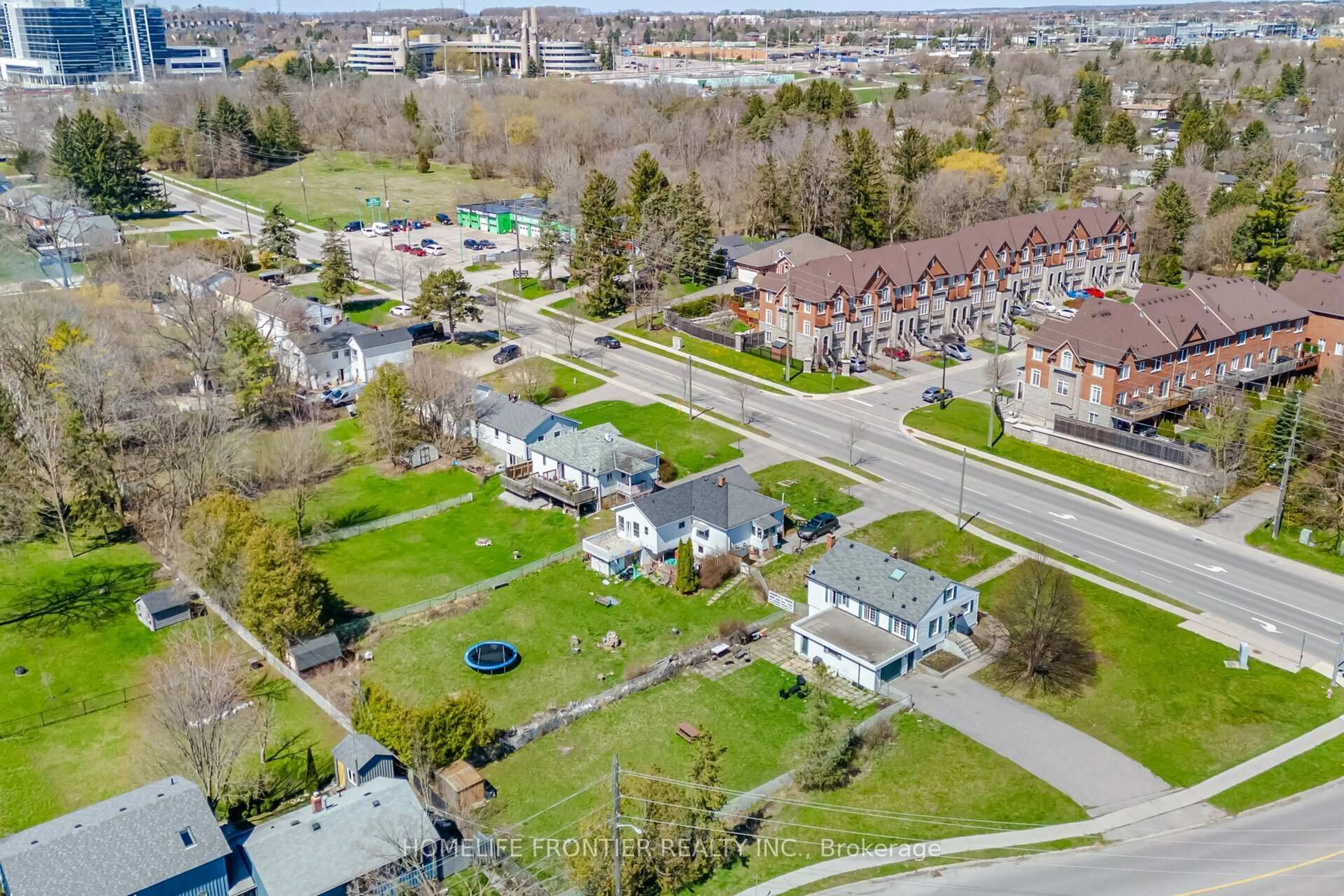 A pic from outside/outdoor area/front of a property/back of a property/a pic from drone, street for 136 Eagle St, Newmarket Ontario L3Y 1J4