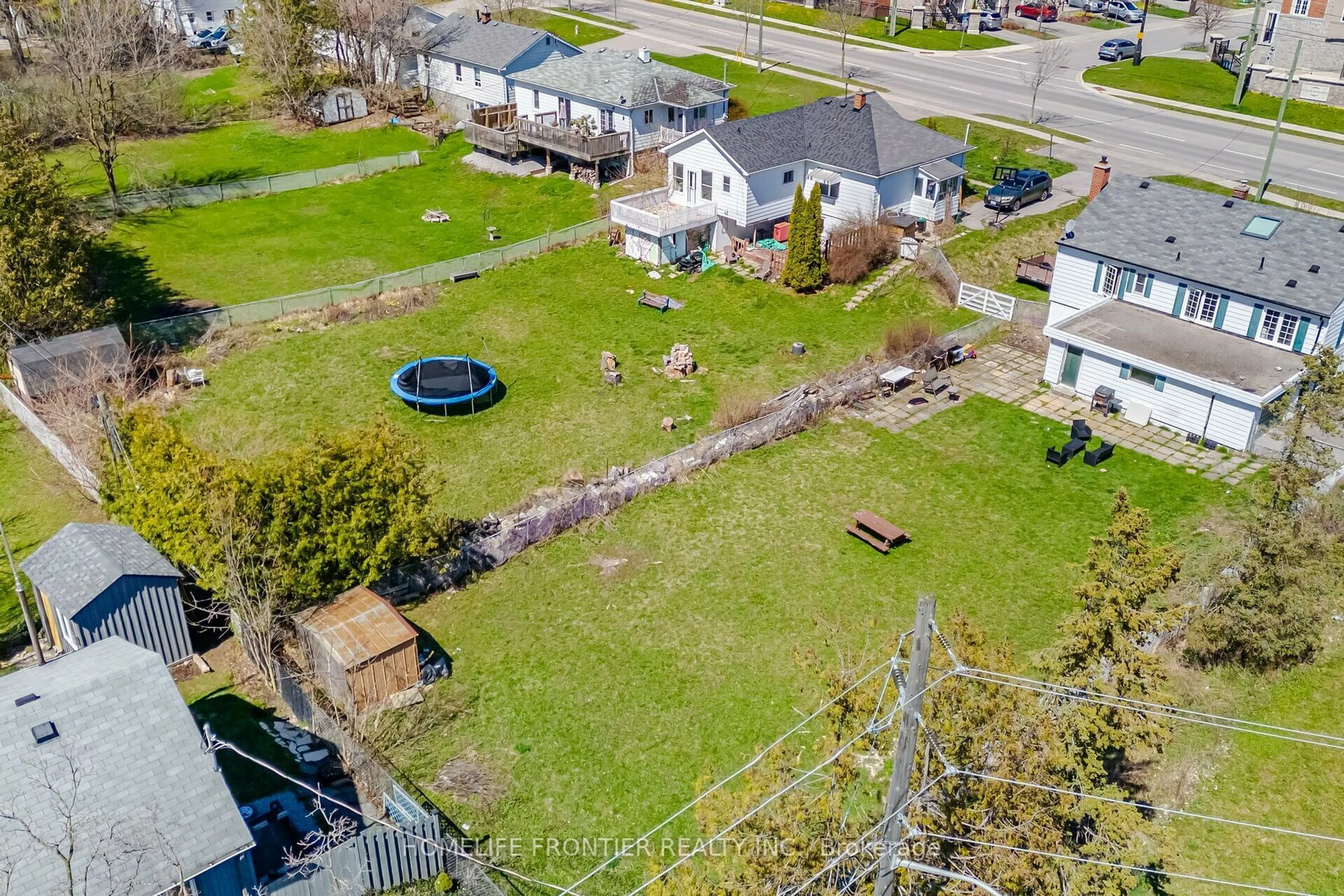 A pic from outside/outdoor area/front of a property/back of a property/a pic from drone, street for 132 Eagle St, Newmarket Ontario L3Y 1J4