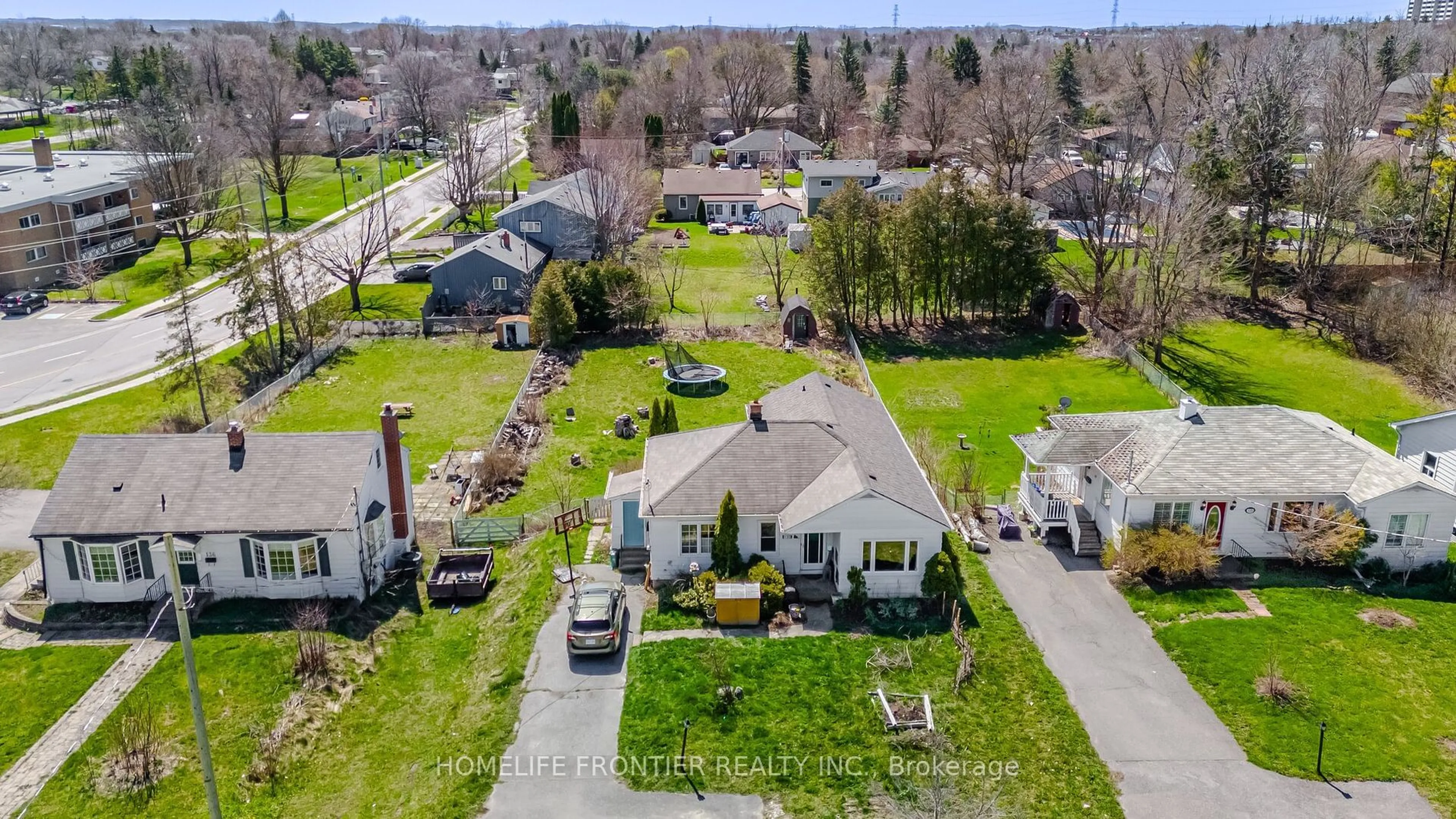 A pic from outside/outdoor area/front of a property/back of a property/a pic from drone, street for 132 Eagle St, Newmarket Ontario L3Y 1J4