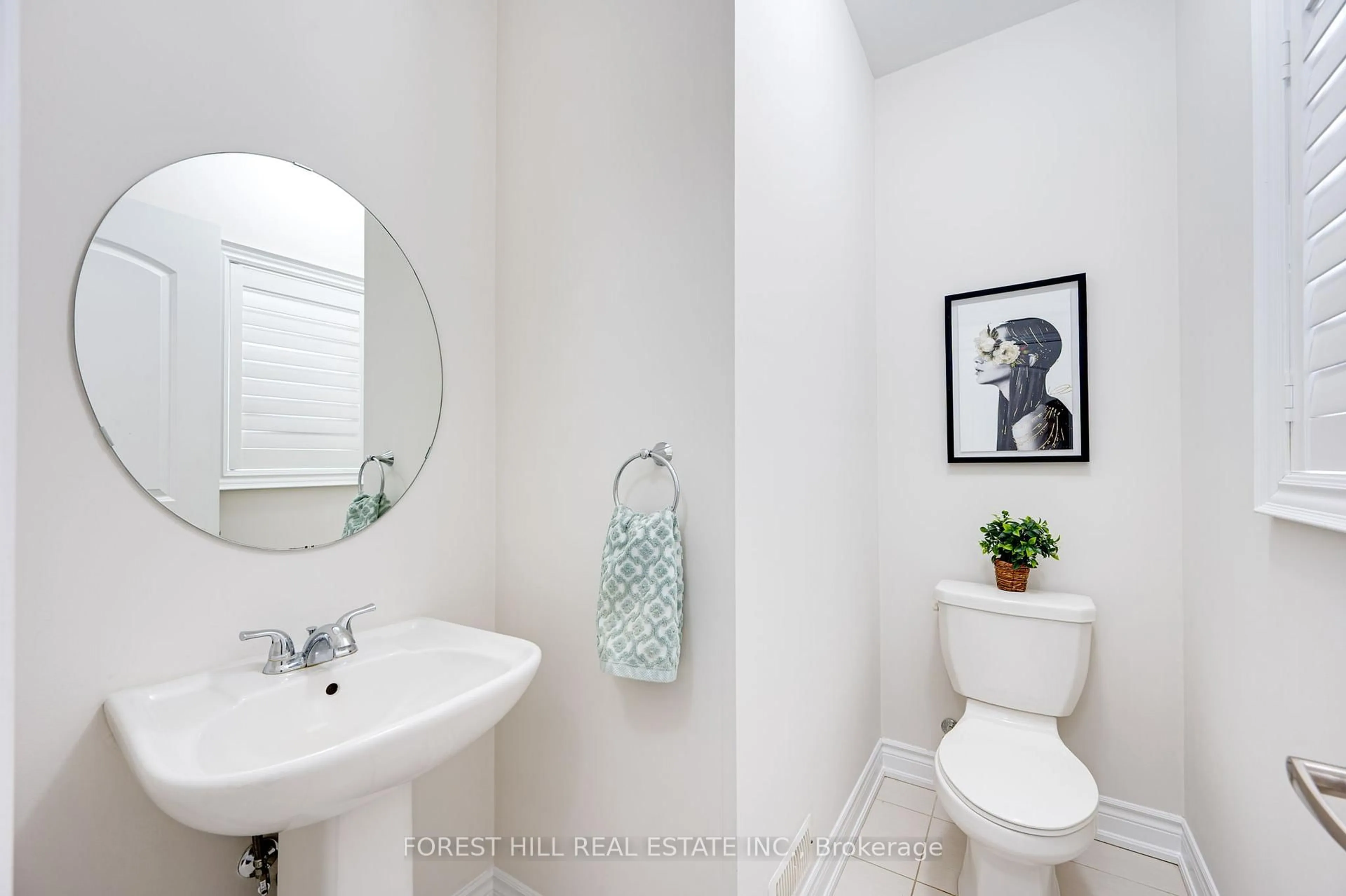 Standard bathroom, ceramic/tile floor for 30 William Luck Ave, East Gwillimbury Ontario L9N 0S1