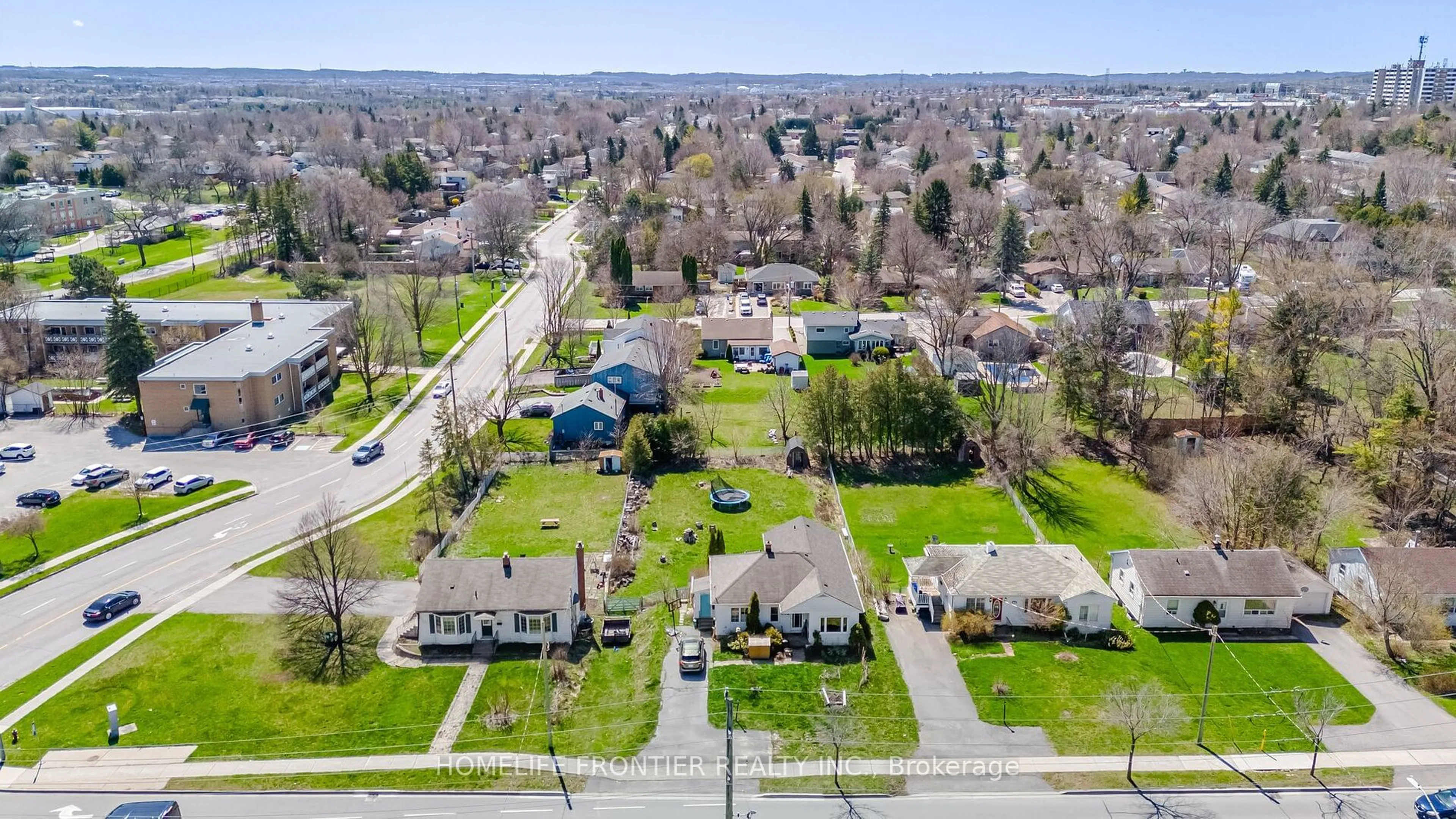 A pic from outside/outdoor area/front of a property/back of a property/a pic from drone, street for 128 Eagle St, Newmarket Ontario L3Y 1J4