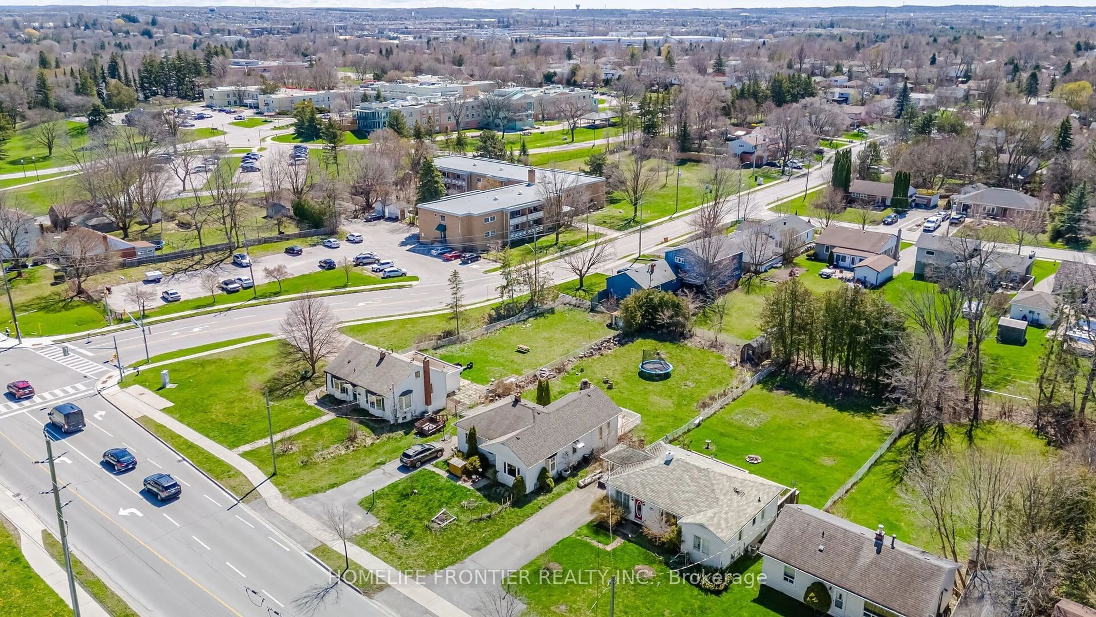 A pic from outside/outdoor area/front of a property/back of a property/a pic from drone, street for 128 Eagle St, Newmarket Ontario L3Y 1J4