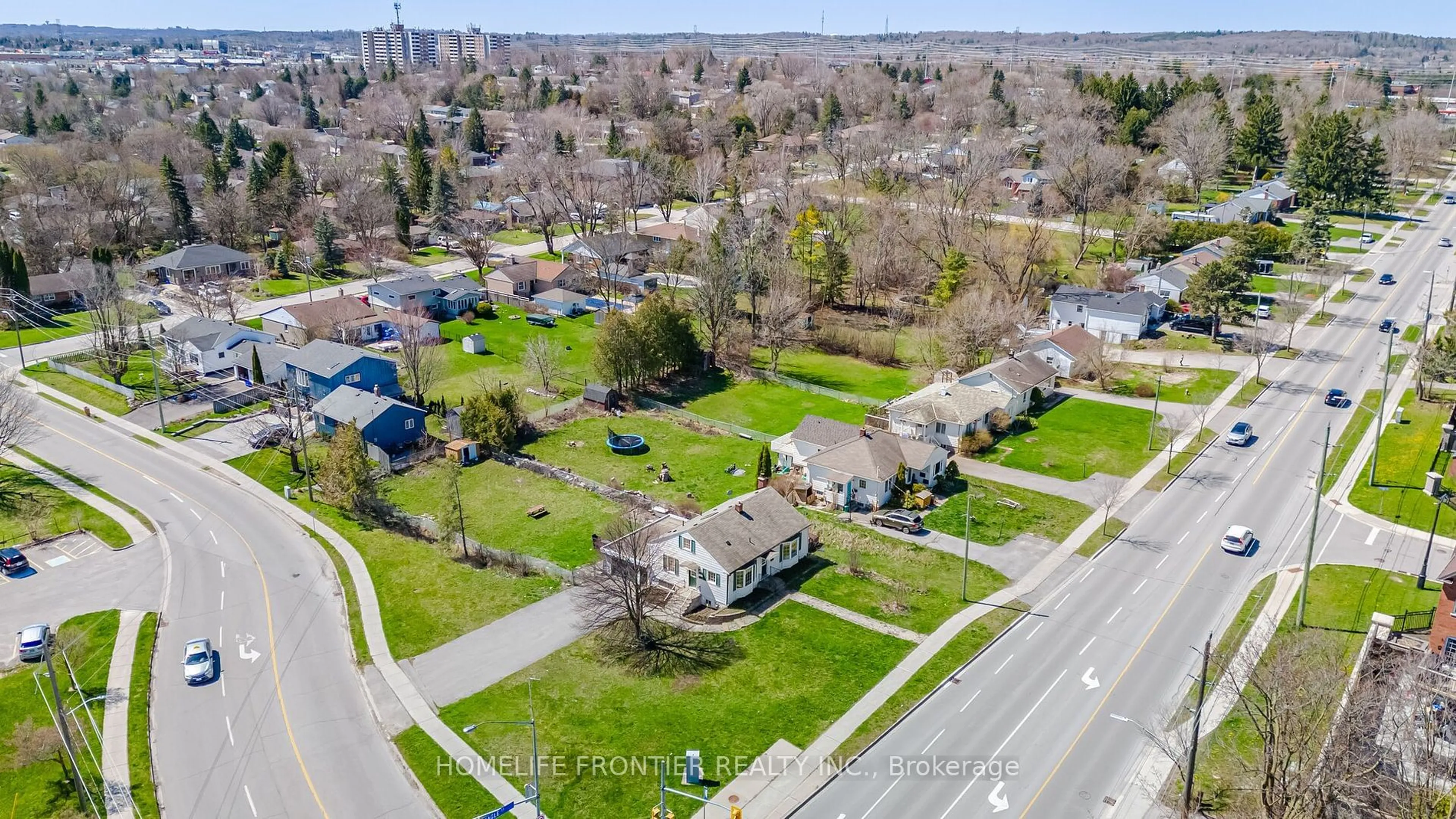 A pic from outside/outdoor area/front of a property/back of a property/a pic from drone, street for 128 Eagle St, Newmarket Ontario L3Y 1J4