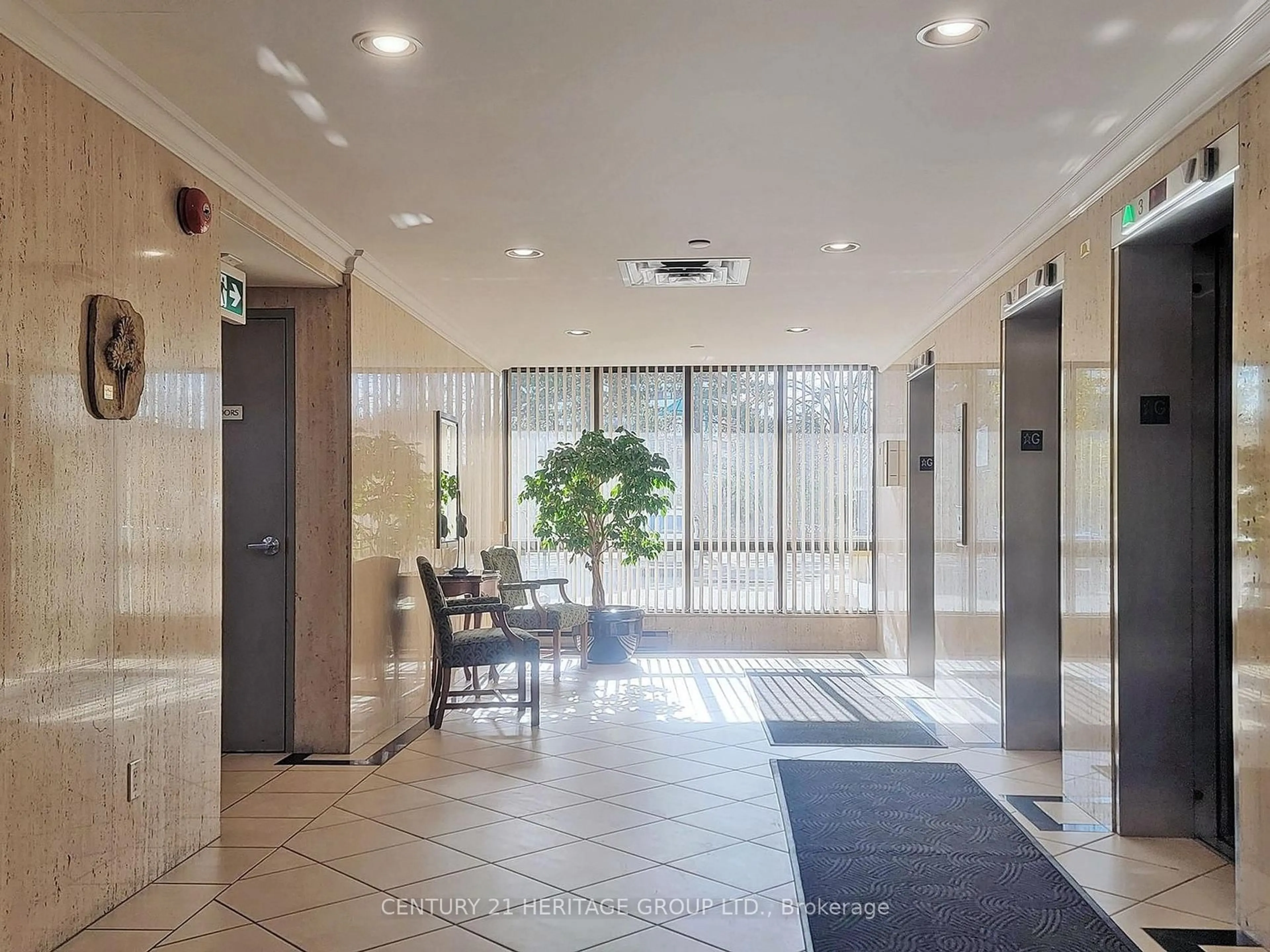 Indoor foyer for 8111 Yonge St #1605, Markham Ontario L3T 4V9