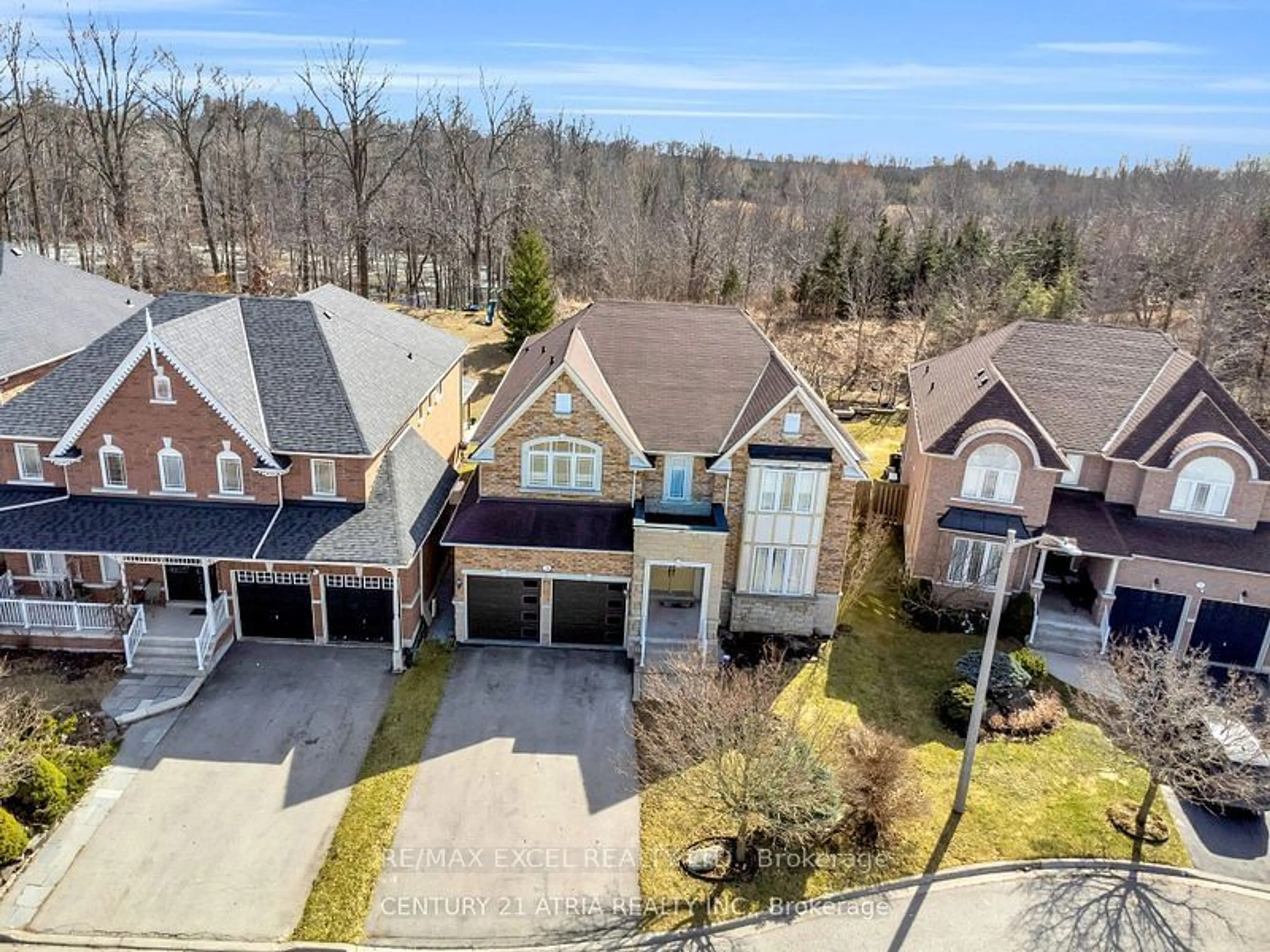 A pic from outside/outdoor area/front of a property/back of a property/a pic from drone, street for 76 Littleside St, Richmond Hill Ontario L4E 4T8