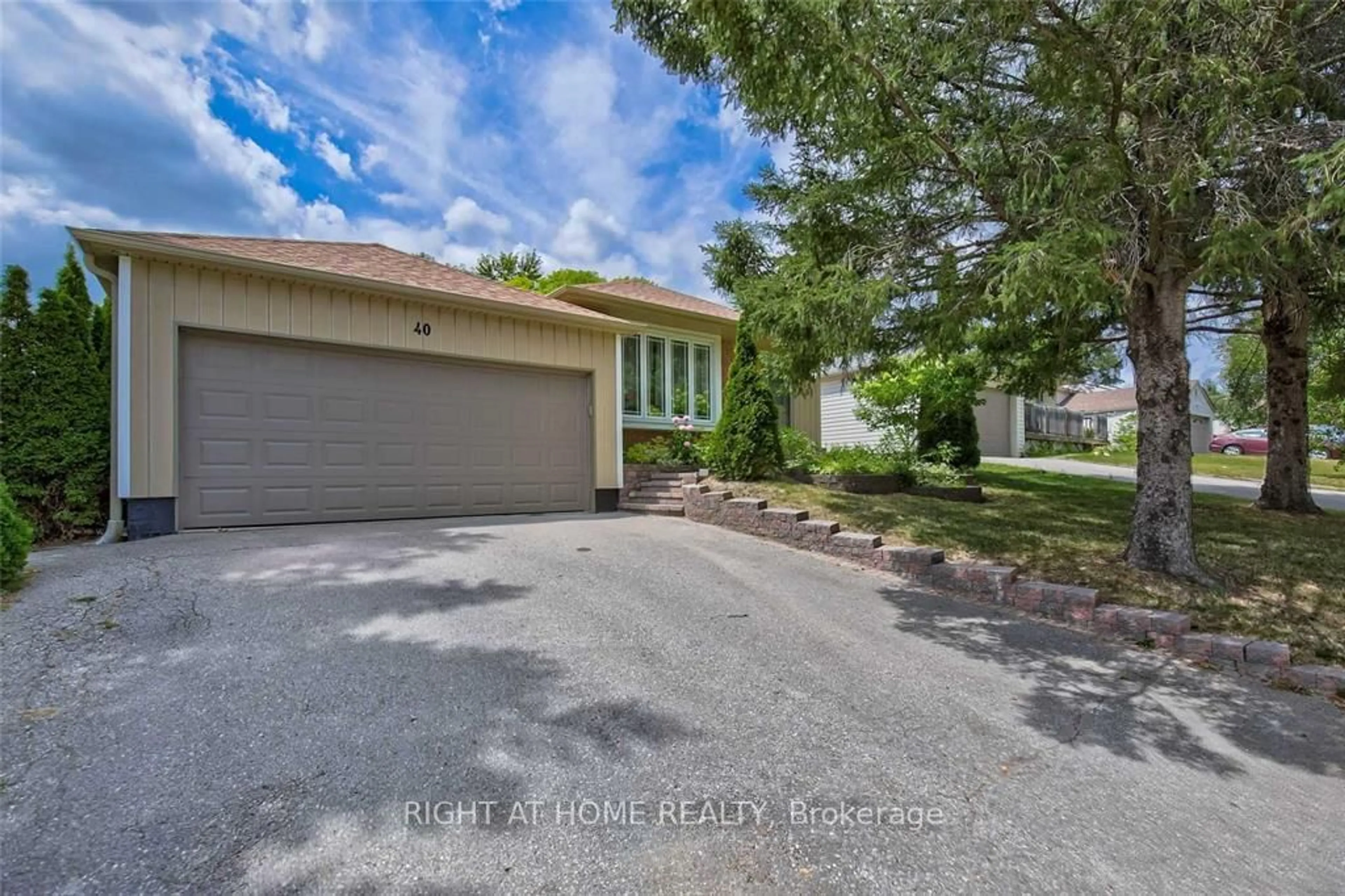 A pic from outside/outdoor area/front of a property/back of a property/a pic from drone, street for 40 Holland River Blv Blvd, East Gwillimbury Ontario L9N 1C4