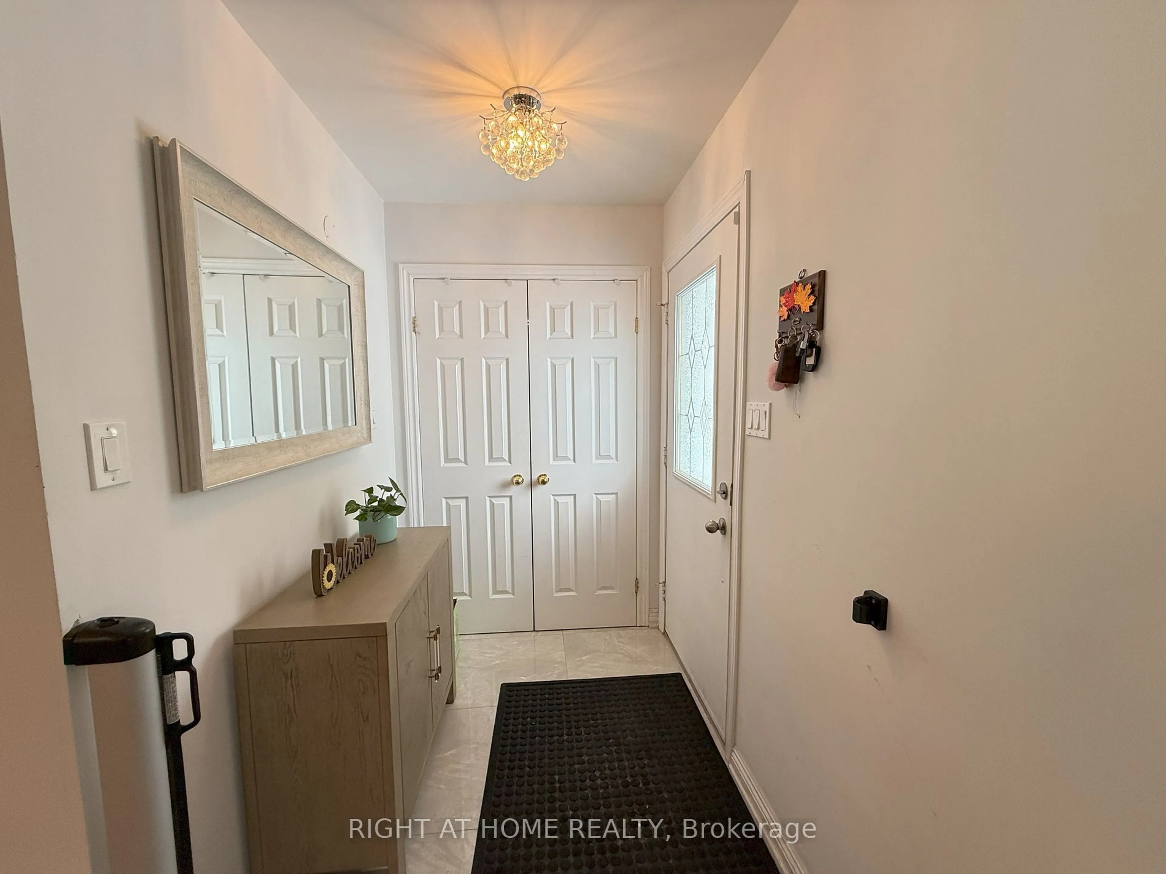 Indoor entryway for 40 Holland River Blv Blvd, East Gwillimbury Ontario L9N 1C4