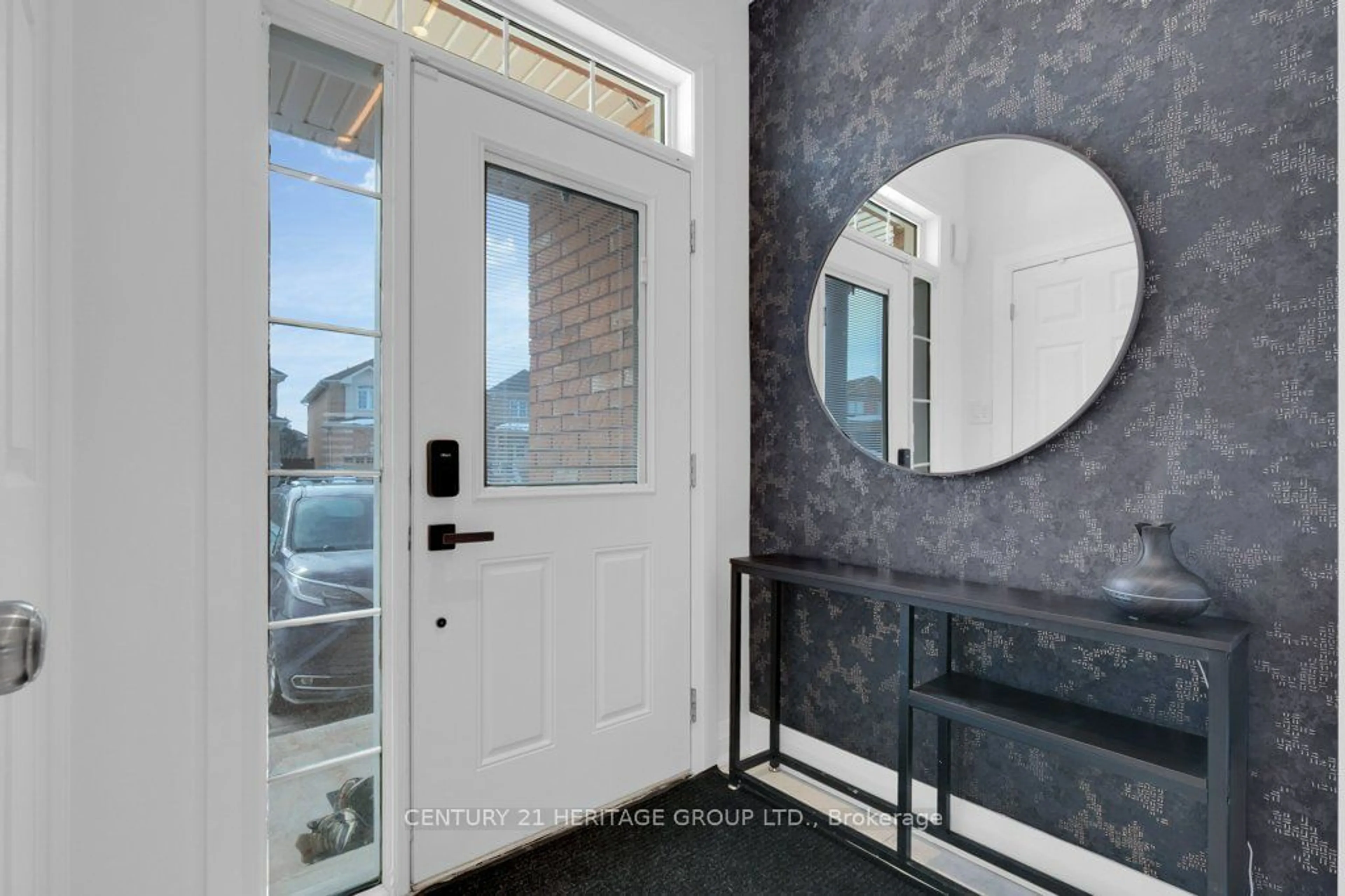 Indoor entryway for 353 Rannie Rd, Newmarket Ontario L3X 2N2