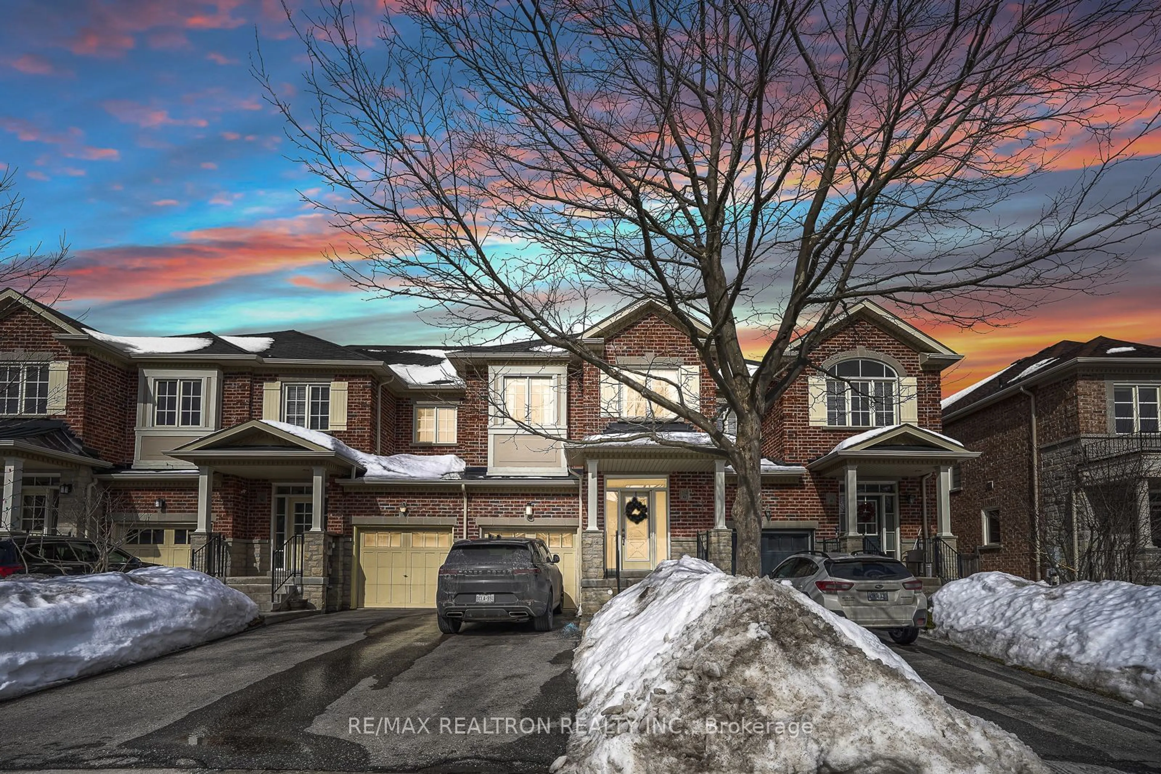 A pic from outside/outdoor area/front of a property/back of a property/a pic from drone, street for 354 William Dunn Cres, Newmarket Ontario L3X 3L3