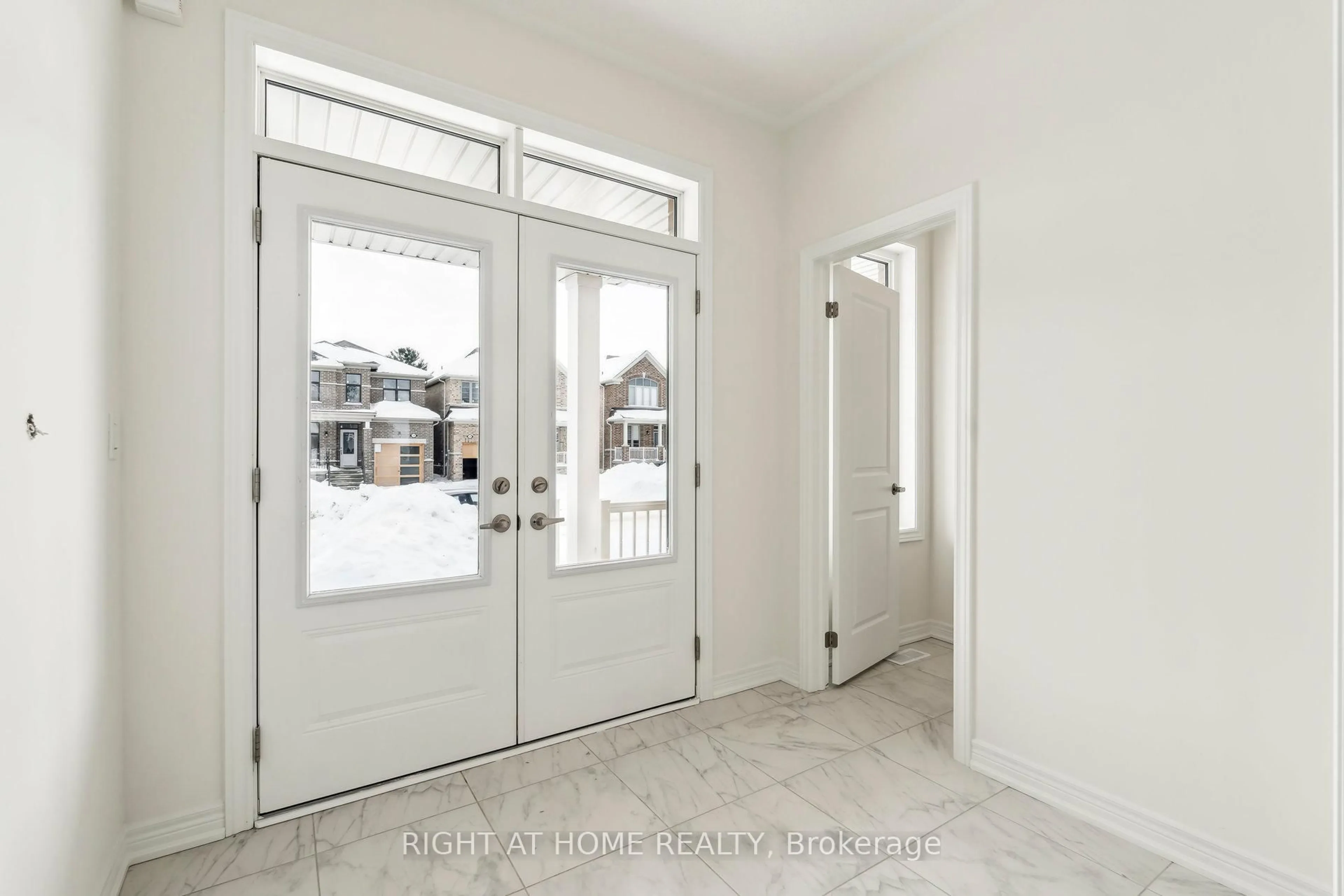 Indoor entryway for 1286 Davis Loop, Innisfil Ontario L0L 1W0