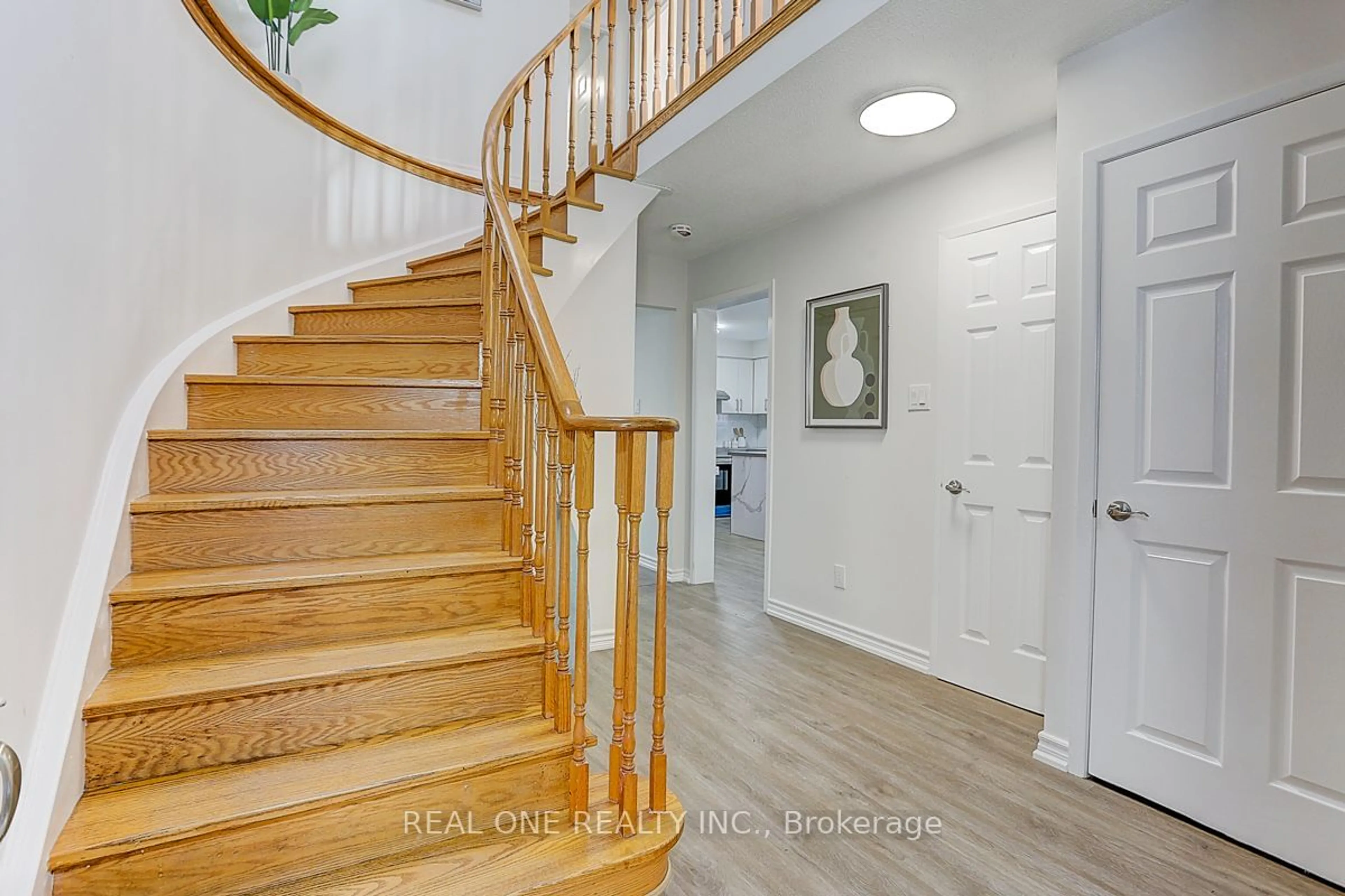 Indoor entryway for 113 Beckwith Cres, Markham Ontario L3S 1R4