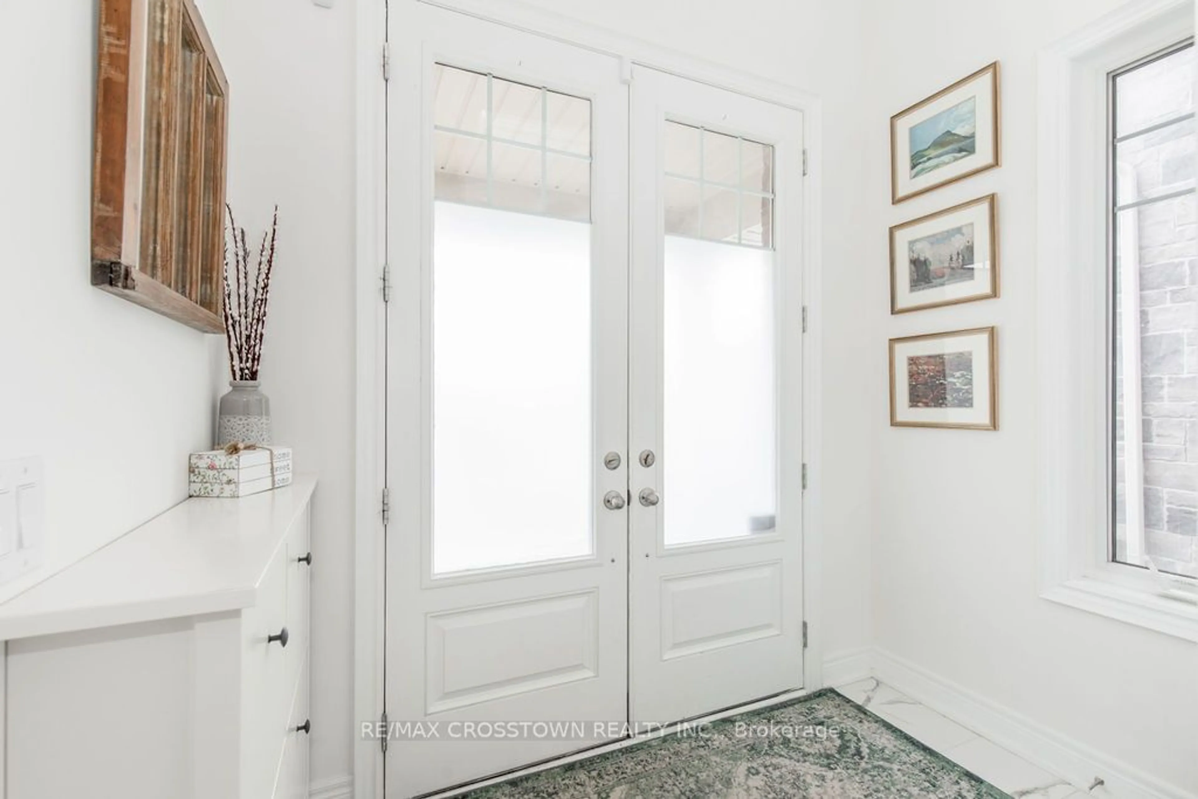 Indoor entryway for 17 Clear Spring Ave, Georgina Ontario L4P 0H7